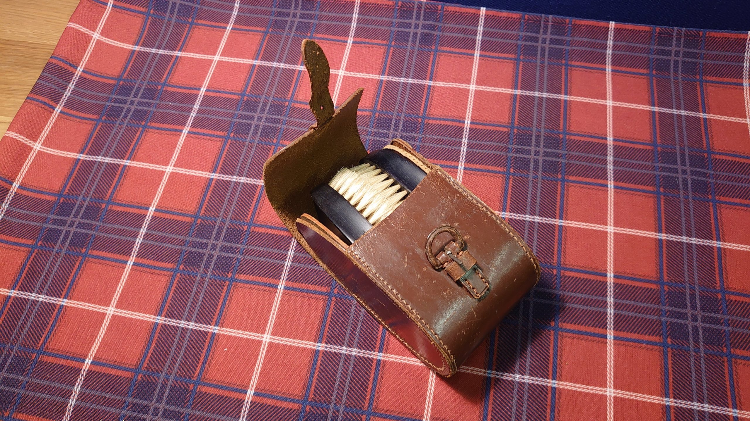 Vintage Gentleman's Ebony Dress Brush Pair in a Leather Case with Strap and Buckle - Good to Very Good condition - Image 4