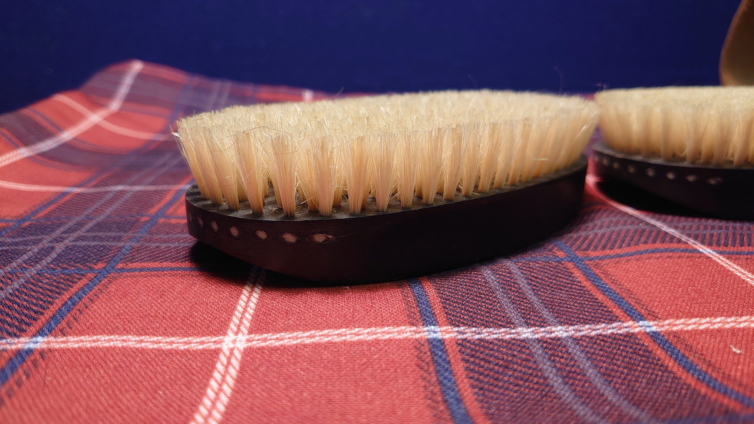 Vintage Gentleman's Ebony Dress Brush Pair in a Leather Case with Strap and Buckle - Good to Very Good condition - Image 7