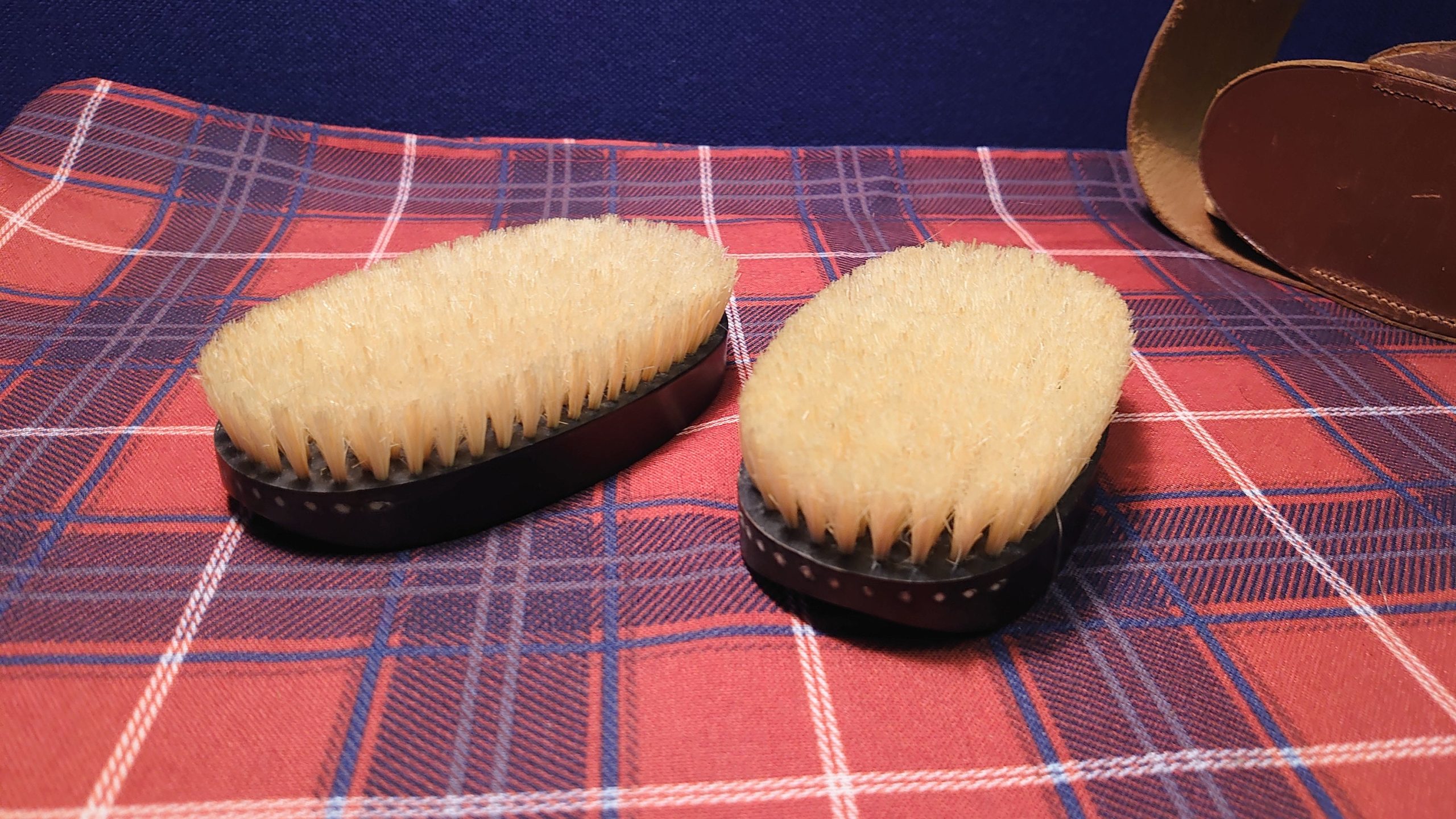 Vintage Gentleman's Ebony Dress Brush Pair in a Leather Case with Strap and Buckle - Good to Very Good condition - Image 6