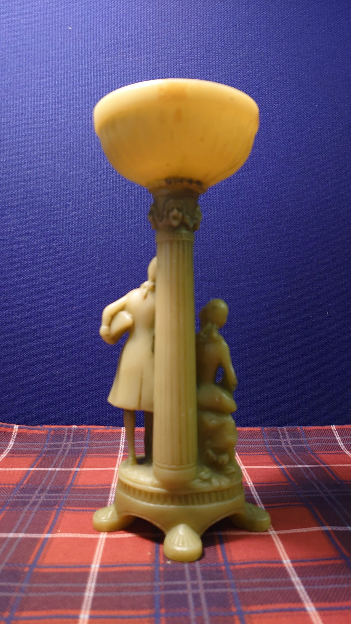 Jade-Effect Resin Candlestick depicting Edwardian Pair - Acceptable to Good Condition - 28cm tall - 10cm diameter - Image 10