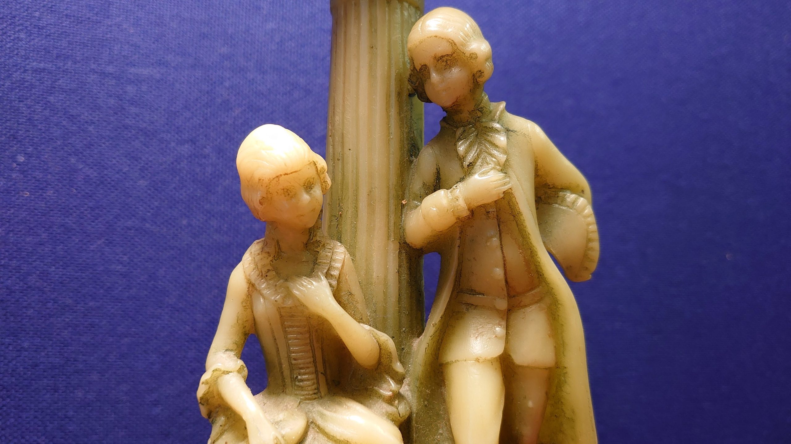 Jade-Effect Resin Candlestick depicting Edwardian Pair - Acceptable to Good Condition - 28cm tall - 10cm diameter - Image 4