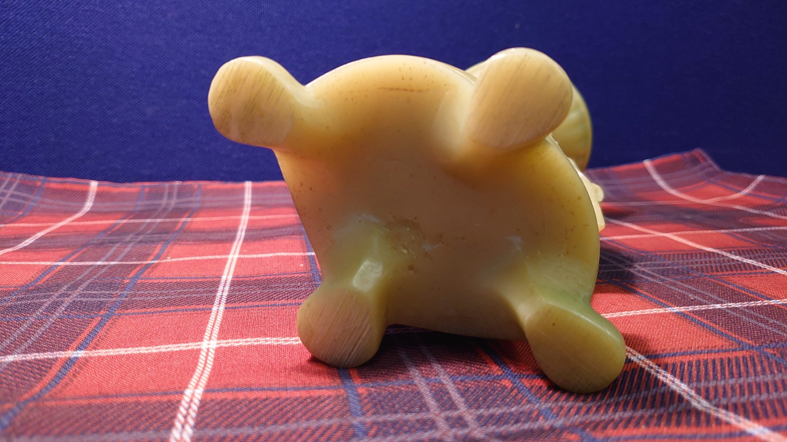 Jade-Effect Resin Candlestick depicting Edwardian Pair - Acceptable to Good Condition - 28cm tall - 10cm diameter - Image 8