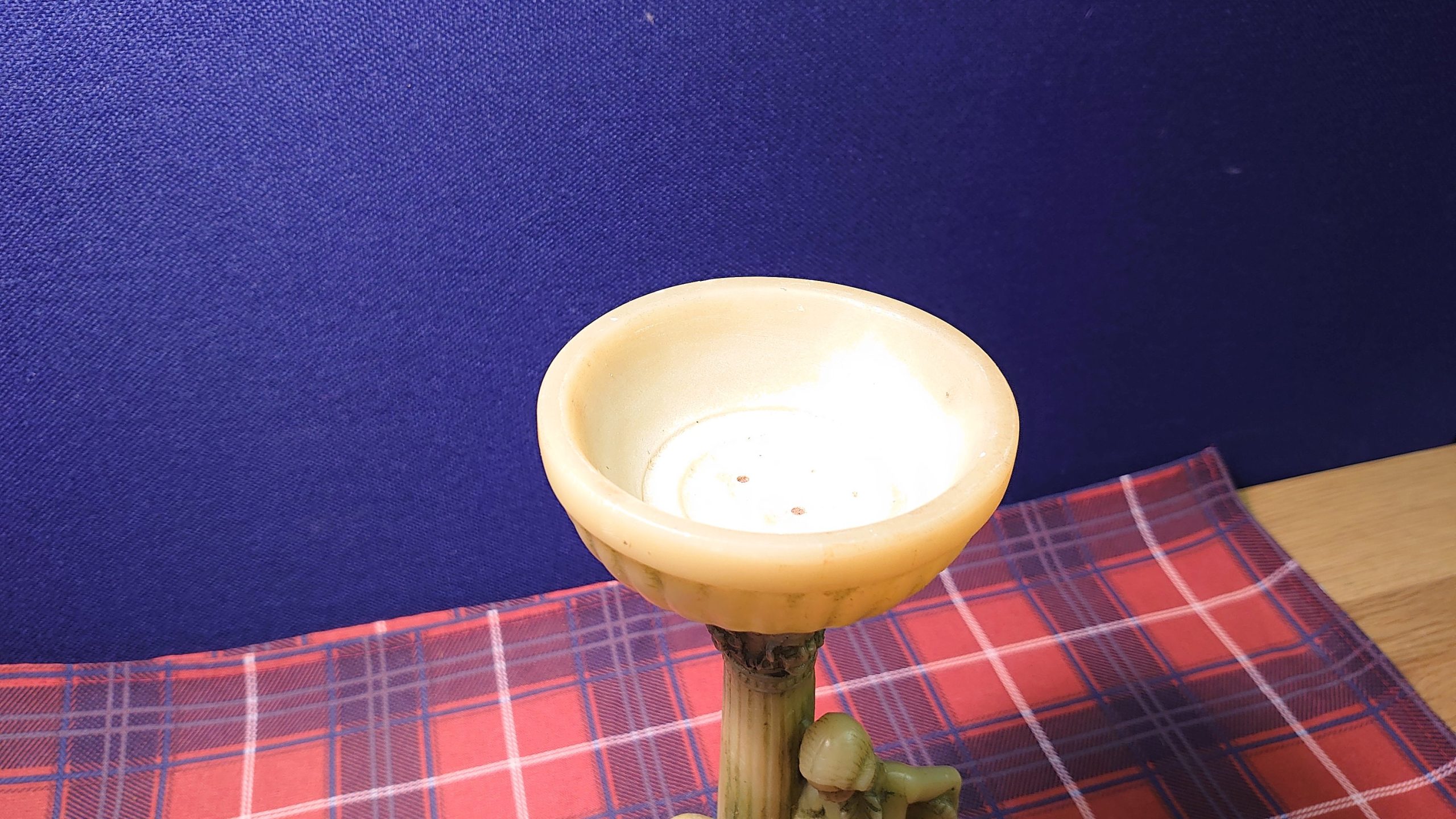 Jade-Effect Resin Candlestick depicting Edwardian Pair - Acceptable to Good Condition - 28cm tall - 10cm diameter - Image 7