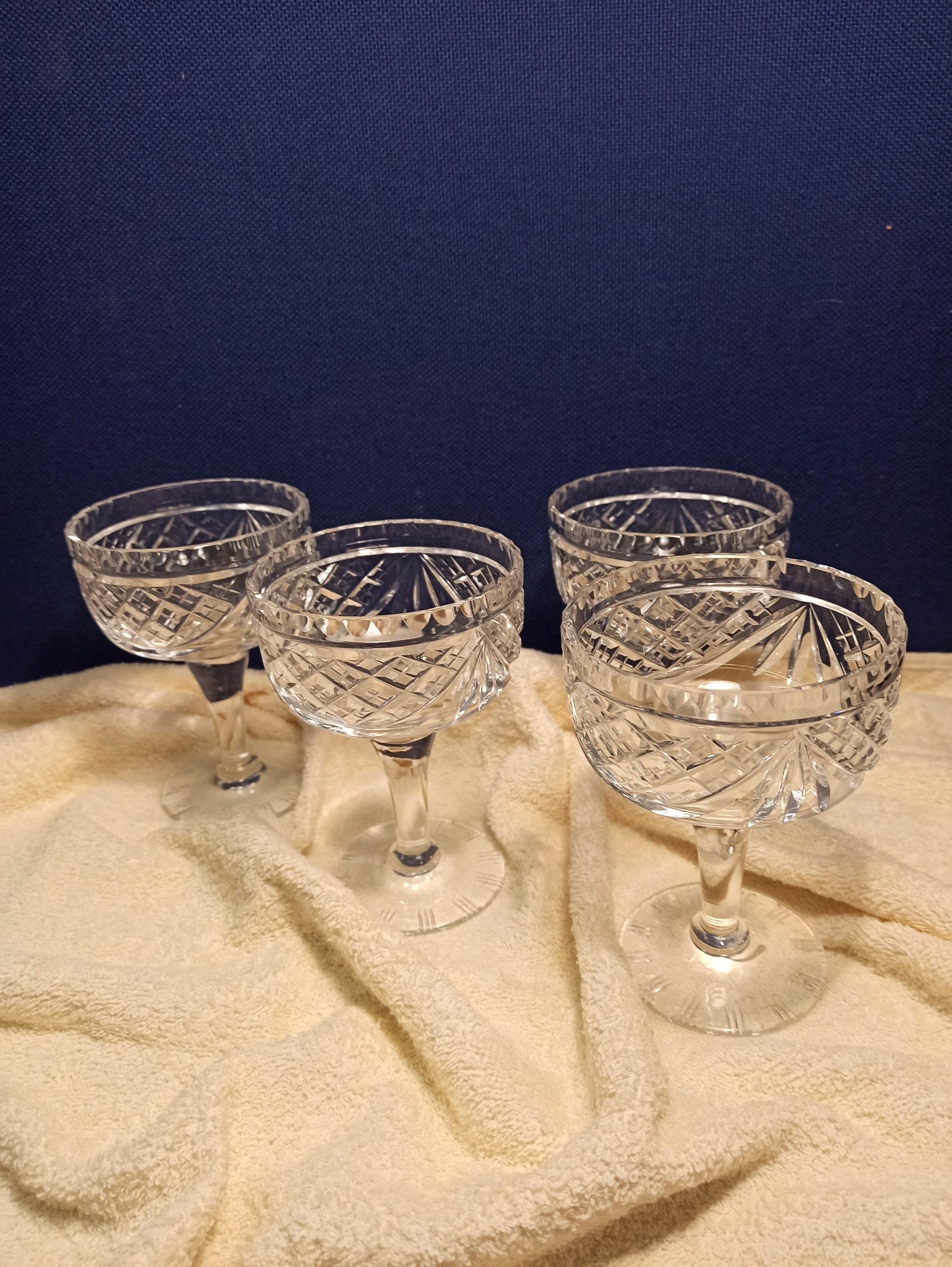 Set of 4 Vintage Glass Crystal Dessert Dishes. Good Condition. - Image 2