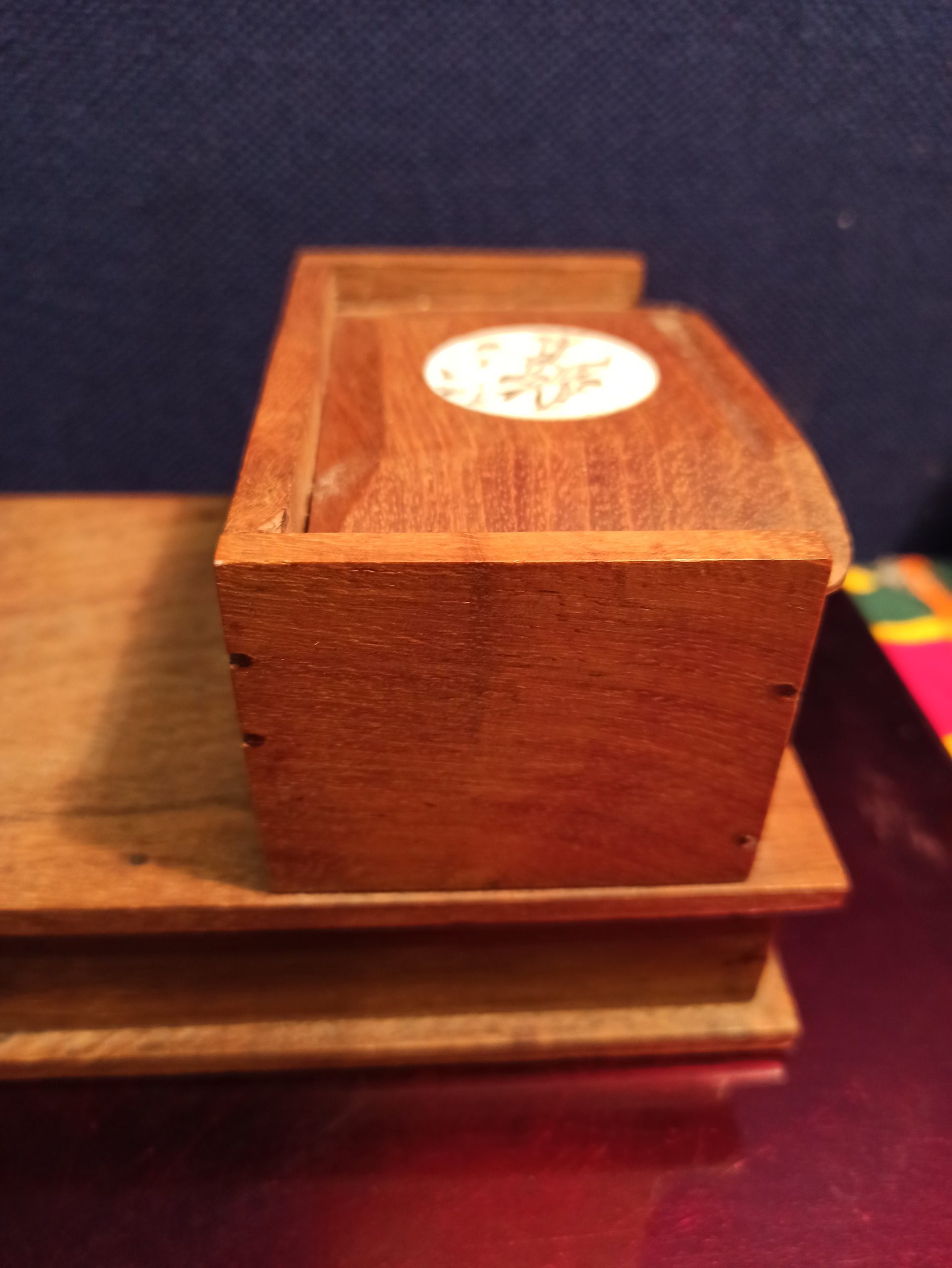 Cigarette Dispenser. Smoking Memorabilia - Bird takes cigarette out of box. Good condition - Image 3