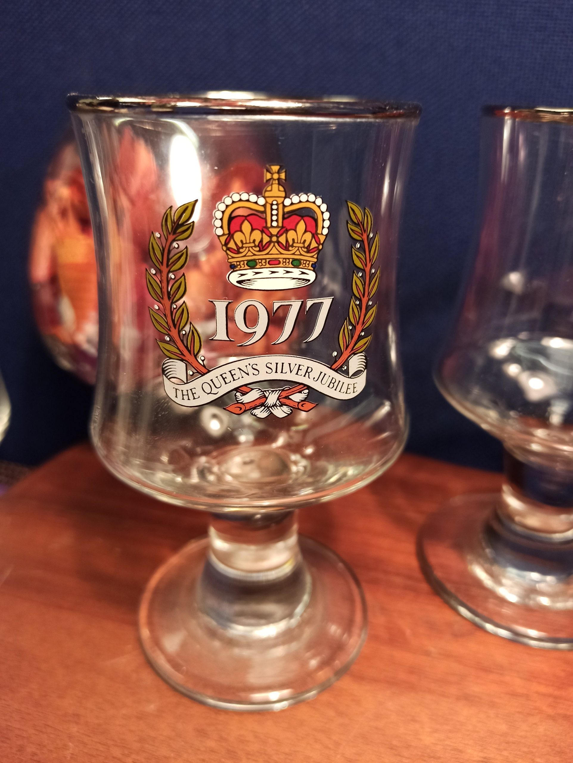 Pair of Silver Jubilee Glasses. (1977). Excellent Condition. - Image 2