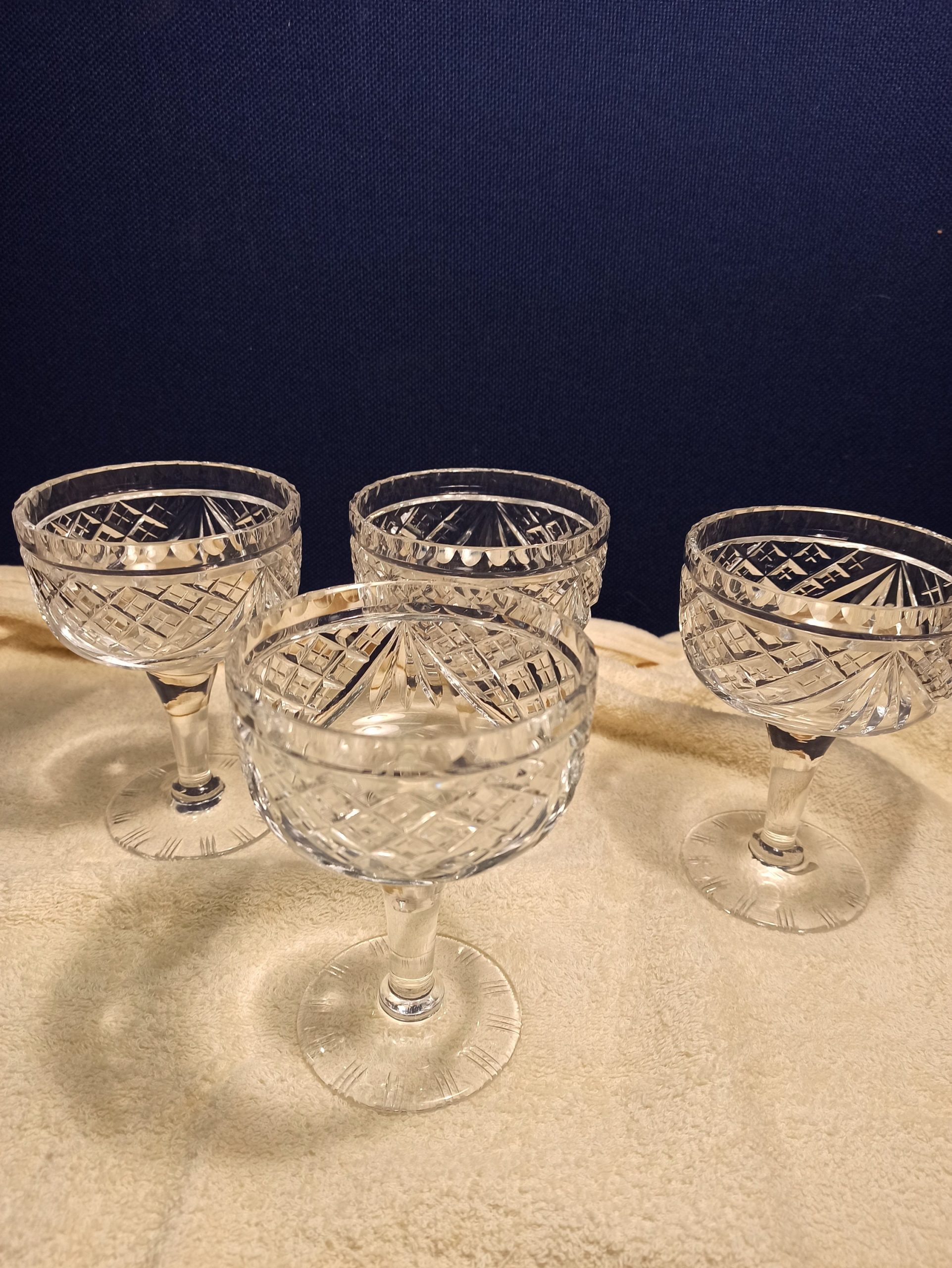 Set of 4 Vintage Glass Crystal Dessert Dishes. Good Condition. - Image 3