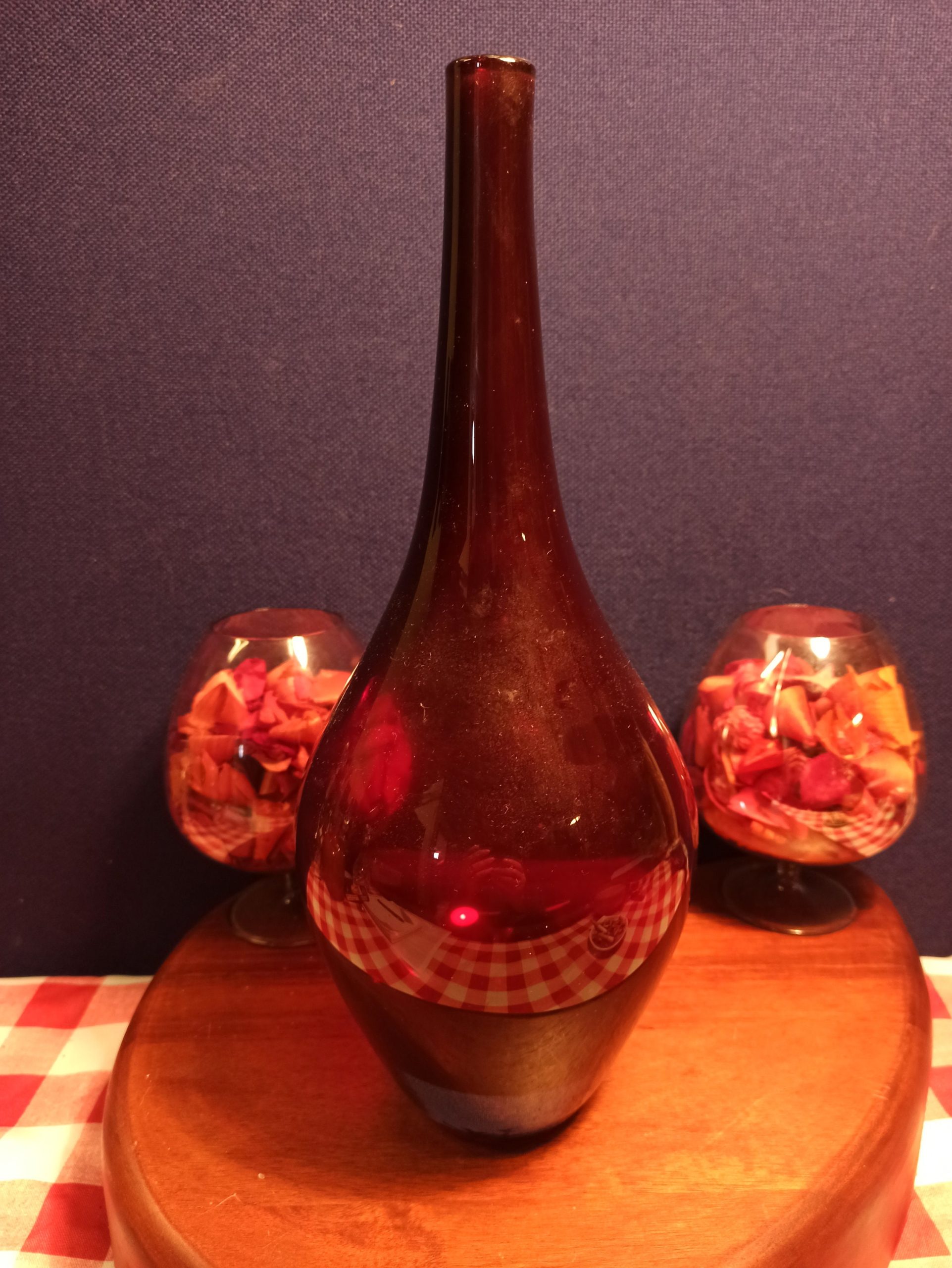 Vintage Ruby Red Glass Ornamental Vase. Excellent Condition. - Image 2