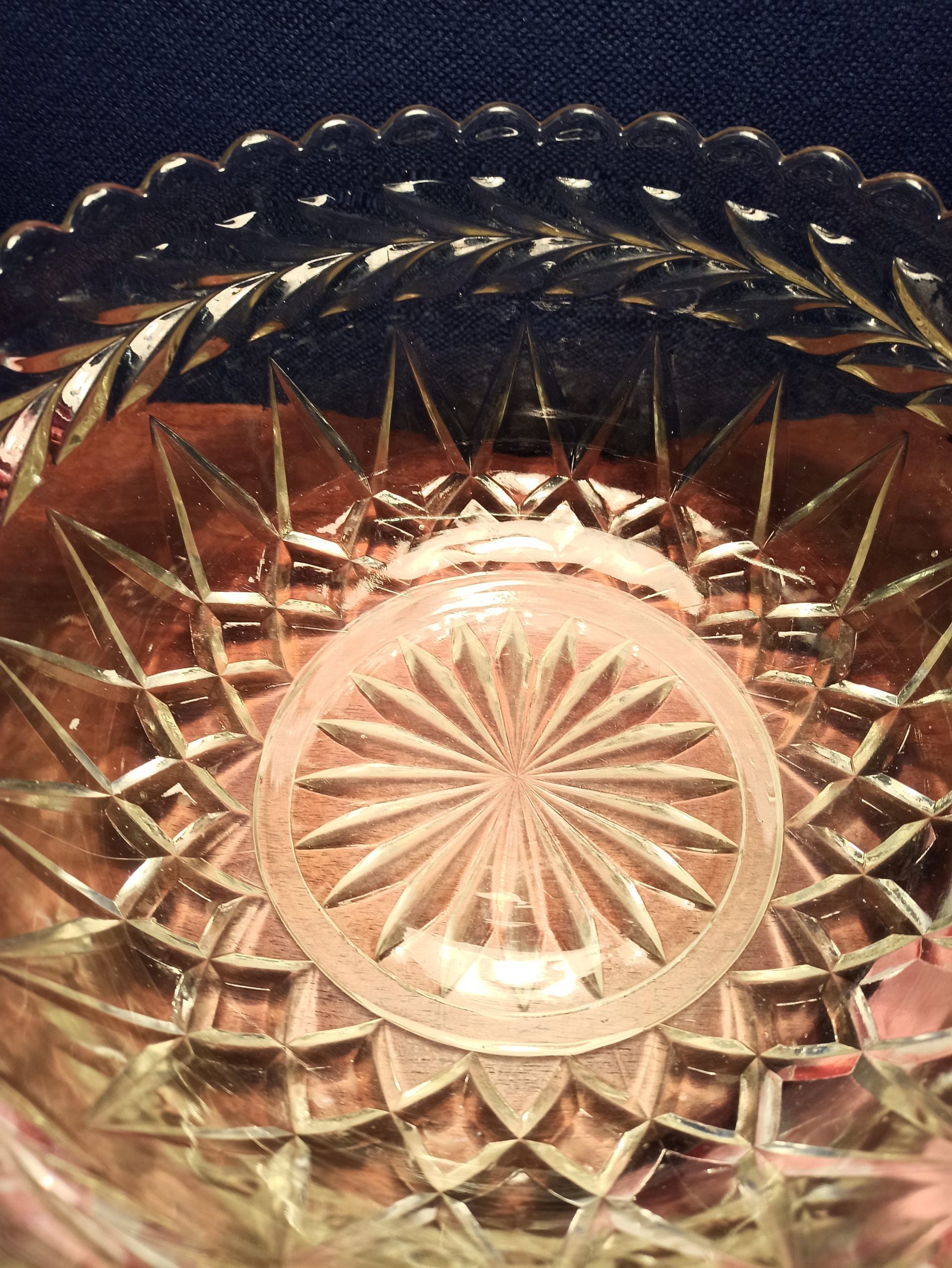 Very Large Glass Fruit Bowl. Good Condition. - Image 5