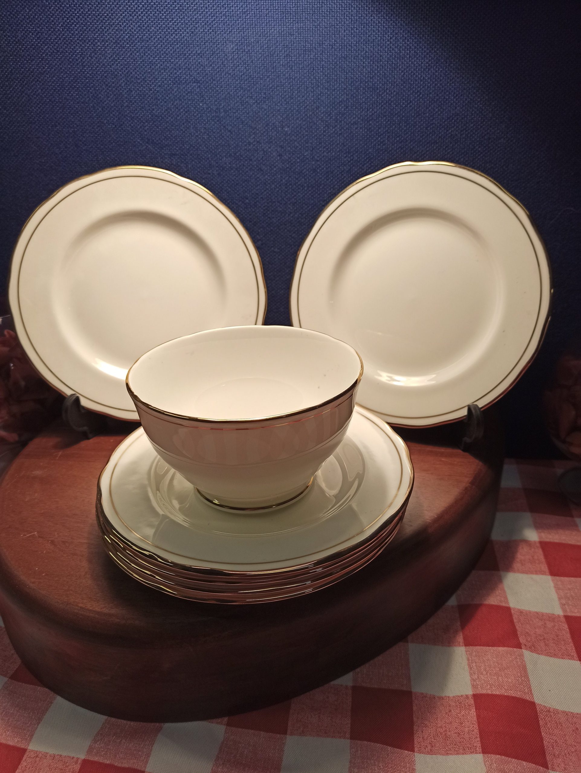 Duchess Ascot Bone China - 6 Side Plates and Sugar Bowl. Very Good Condition. - Image 2
