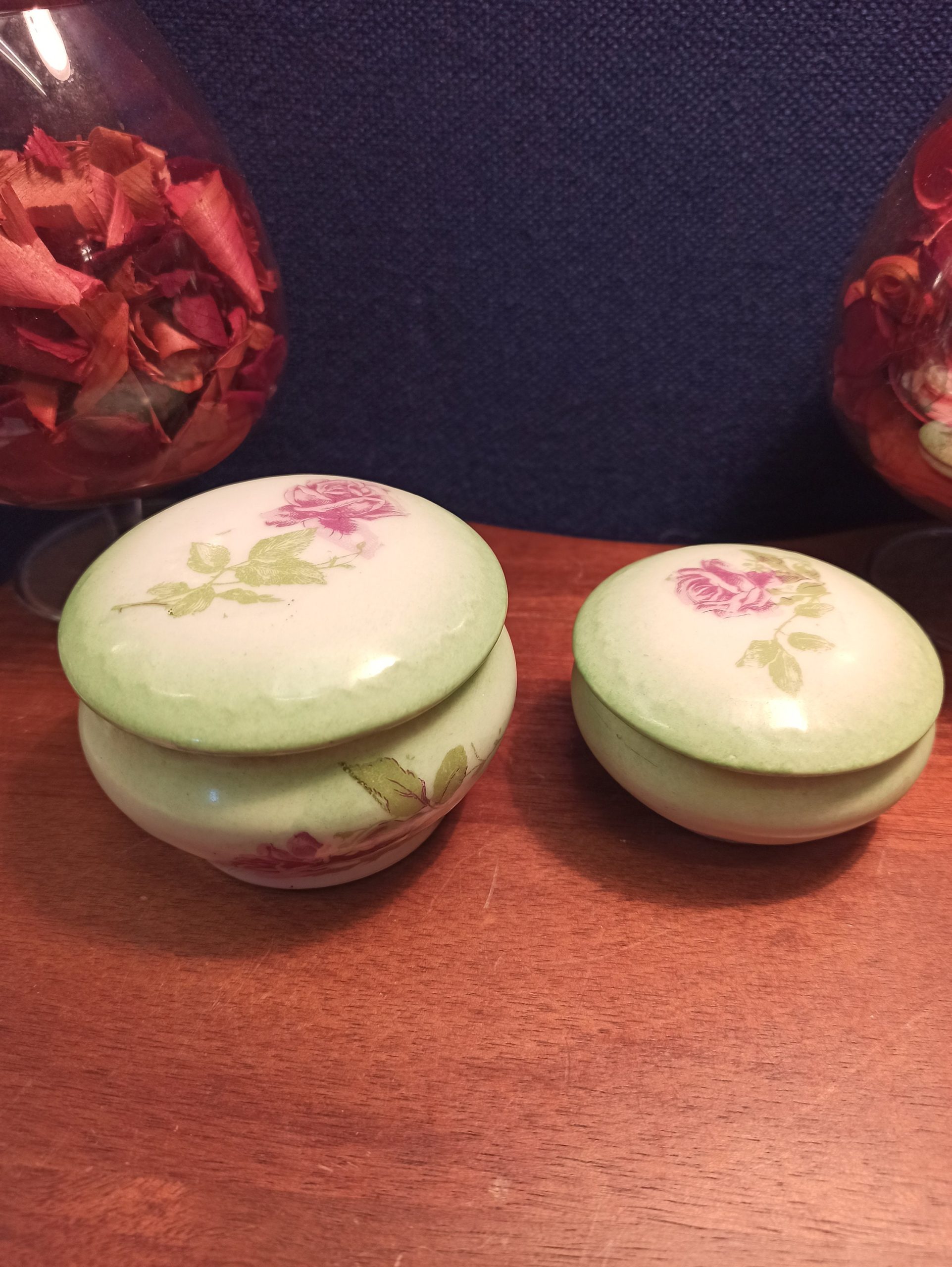 Pair of Limoges Powder Jars / Trinket Jars. Pink flowers. - Image 3