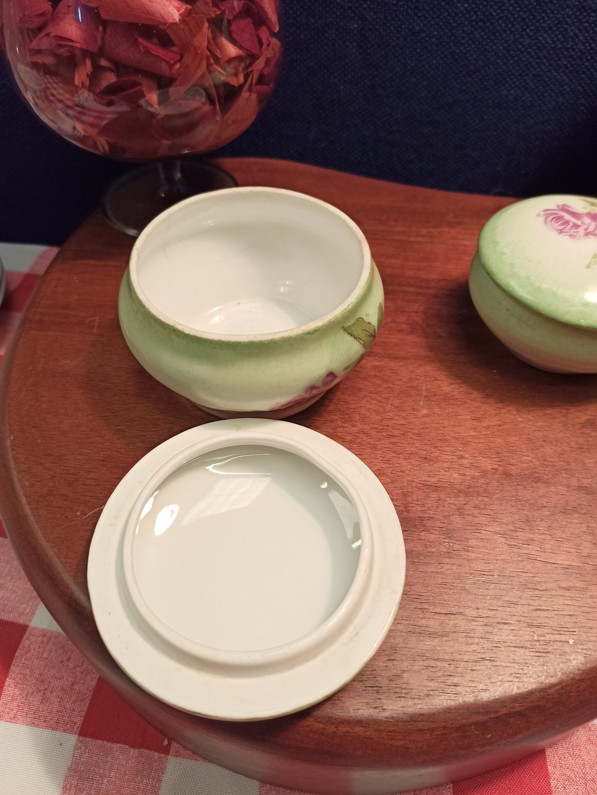 Pair of Limoges Powder Jars / Trinket Jars. Pink flowers. - Image 6