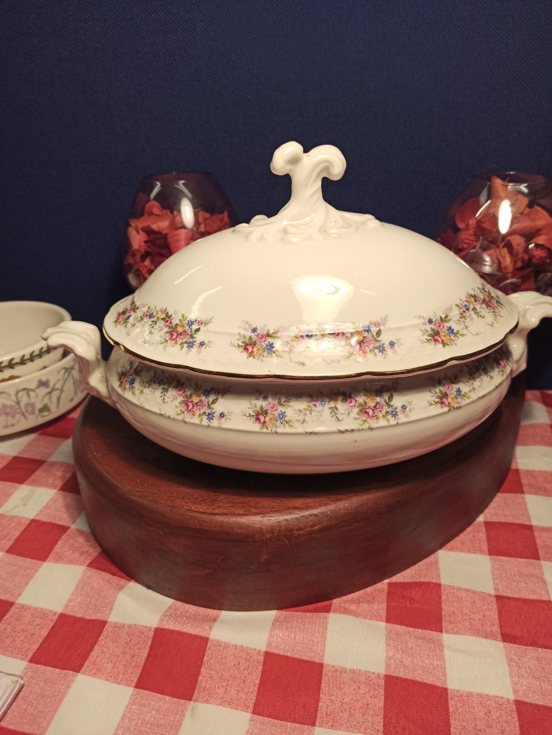Carlsbad Fine Porcelain Thun Vegetable Tureen. Very Good Condition. - Image 2