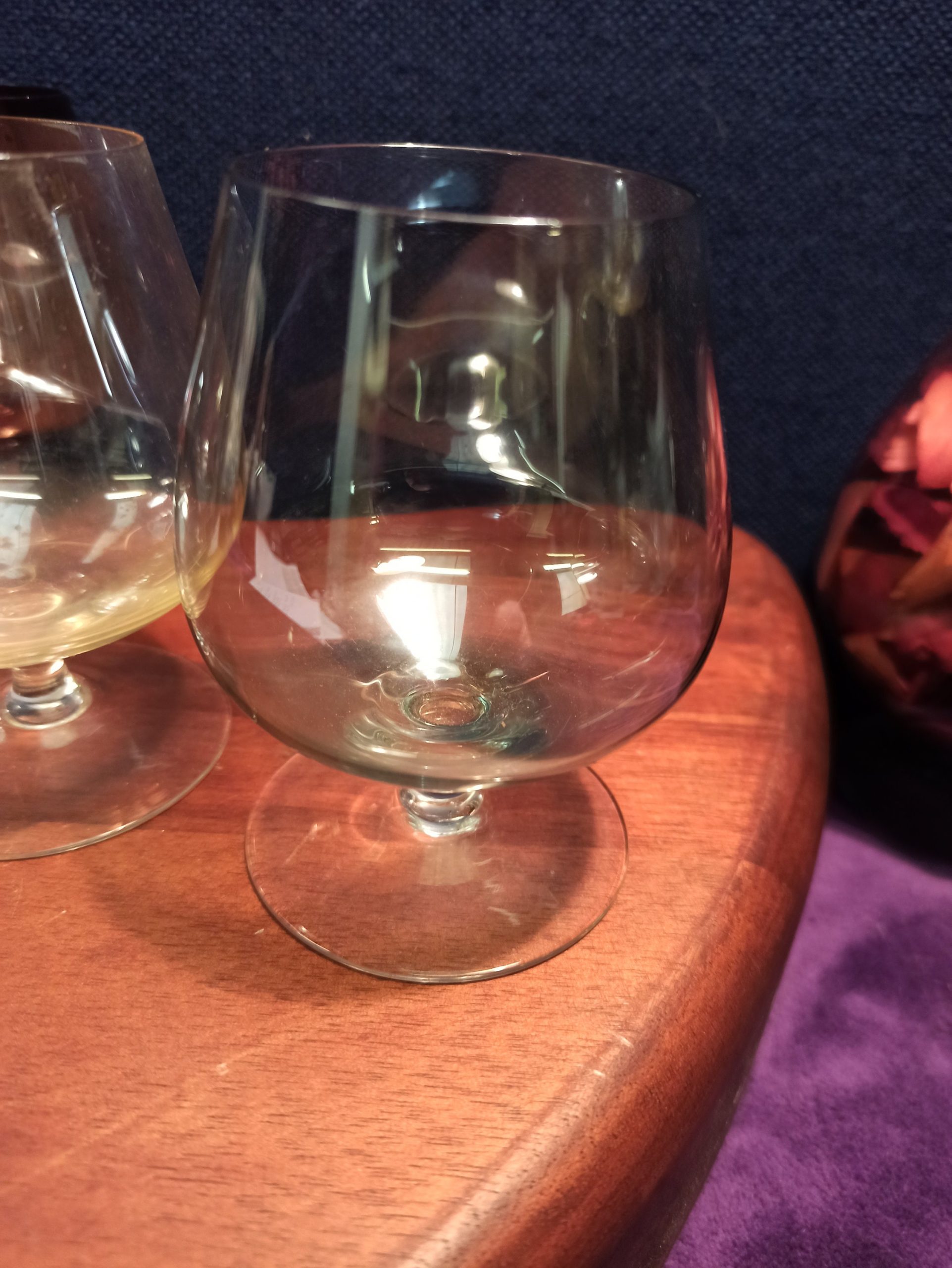 Set of 4 Small Tinted Brandy Glasses. Good Condition. - Image 4