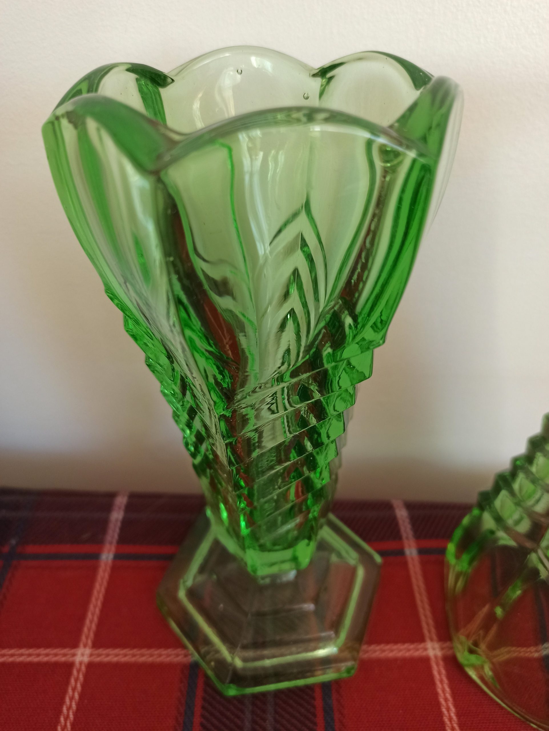 A Pair of Green Art Deco Style Vases. Chevron Pattern Design. Excellent Condition. - Image 8