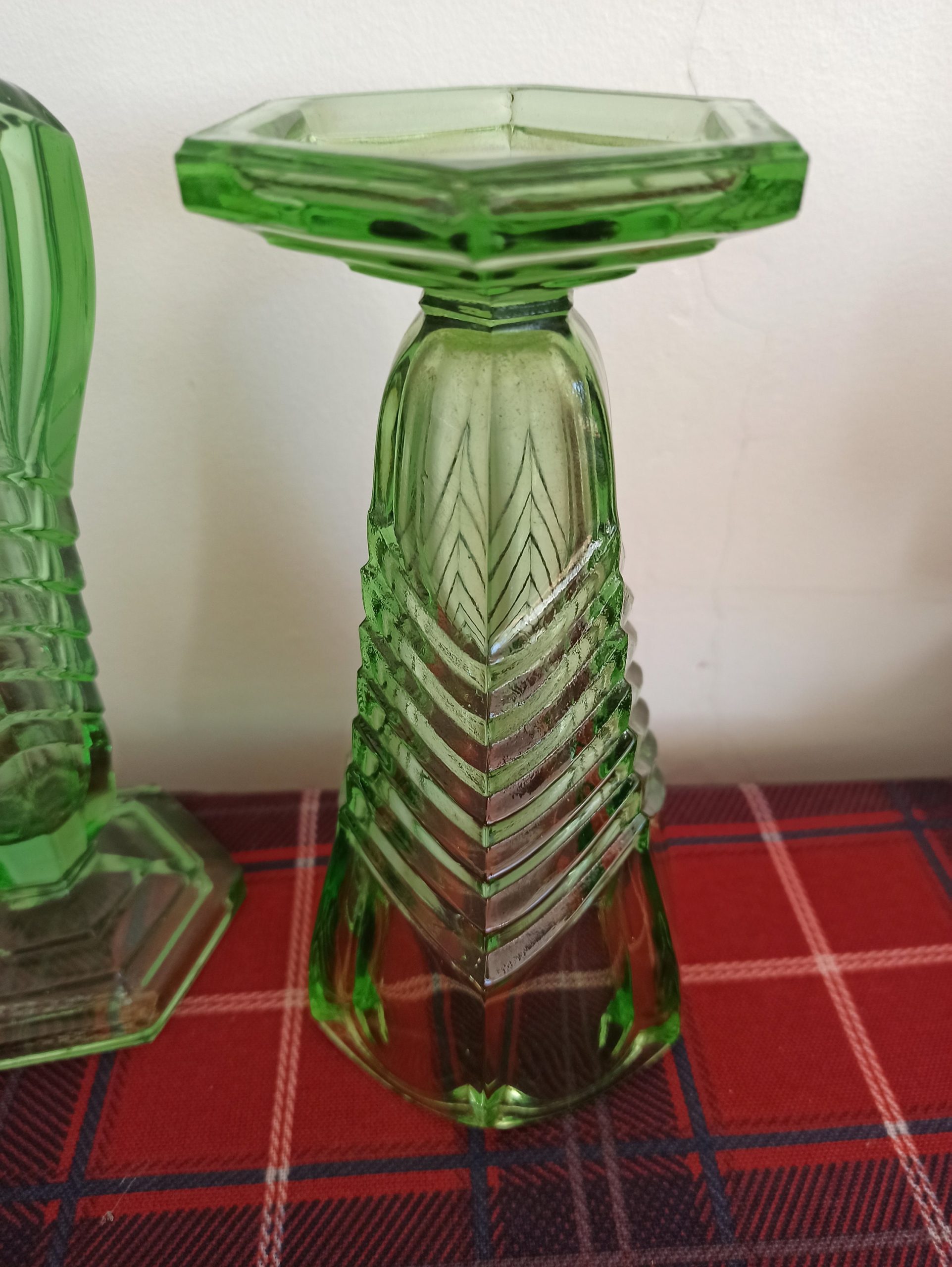 A Pair of Green Art Deco Style Vases. Chevron Pattern Design. Excellent Condition. - Image 9