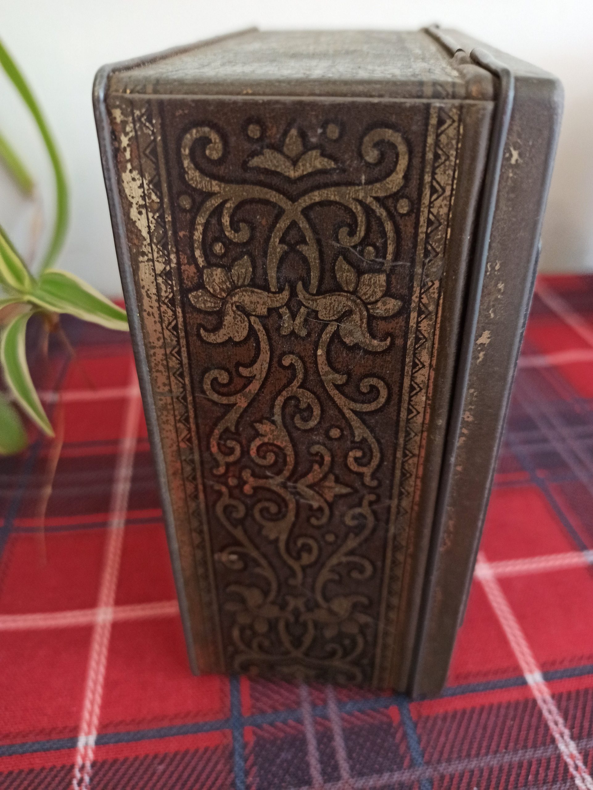 Vintage Thornes Toffee Tin. 'The Age of Innocence'. - Image 4