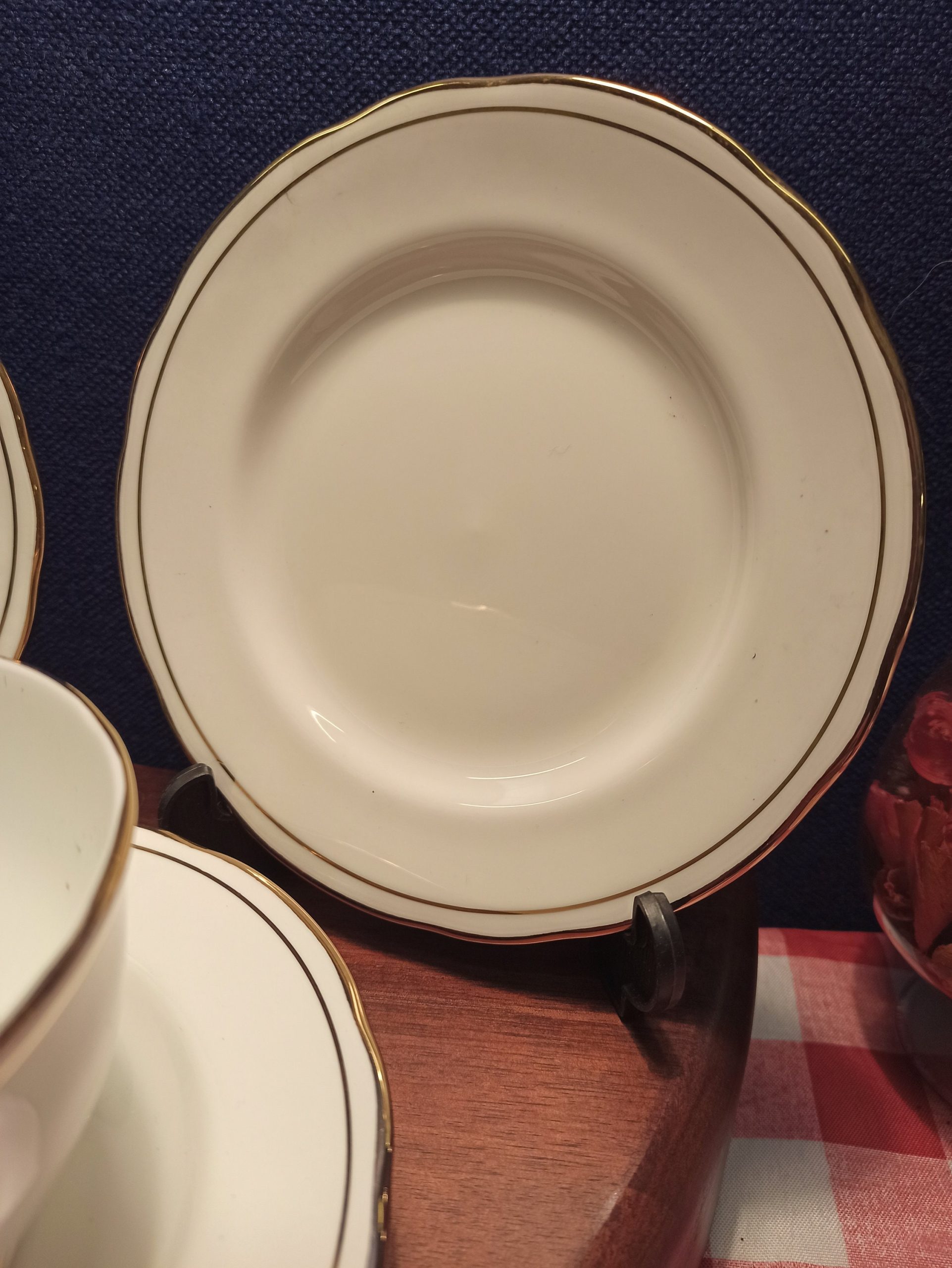 Duchess Ascot Bone China - 6 Side Plates and Sugar Bowl. Very Good Condition. - Image 3