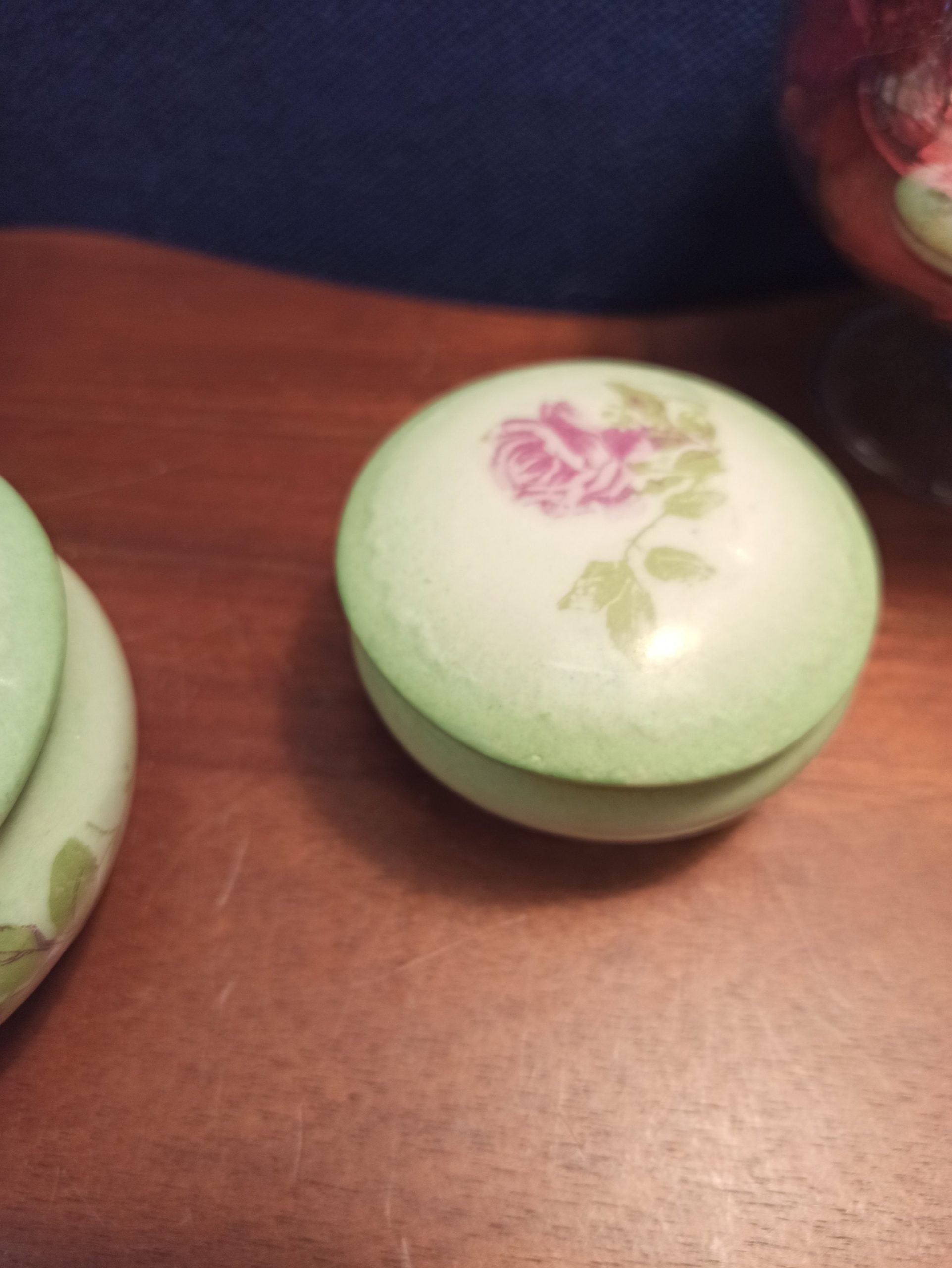 Pair of Limoges Powder Jars / Trinket Jars. Pink flowers. - Image 5