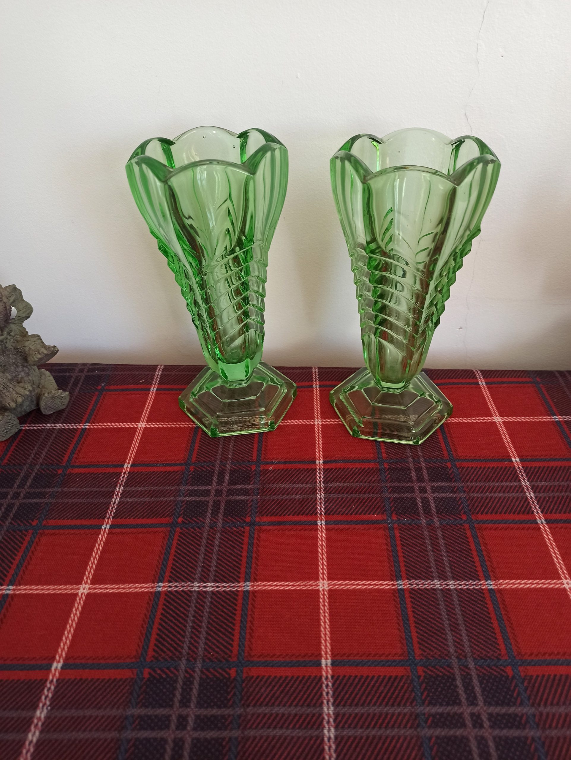 A Pair of Green Art Deco Style Vases. Chevron Pattern Design. Excellent Condition. - Image 2