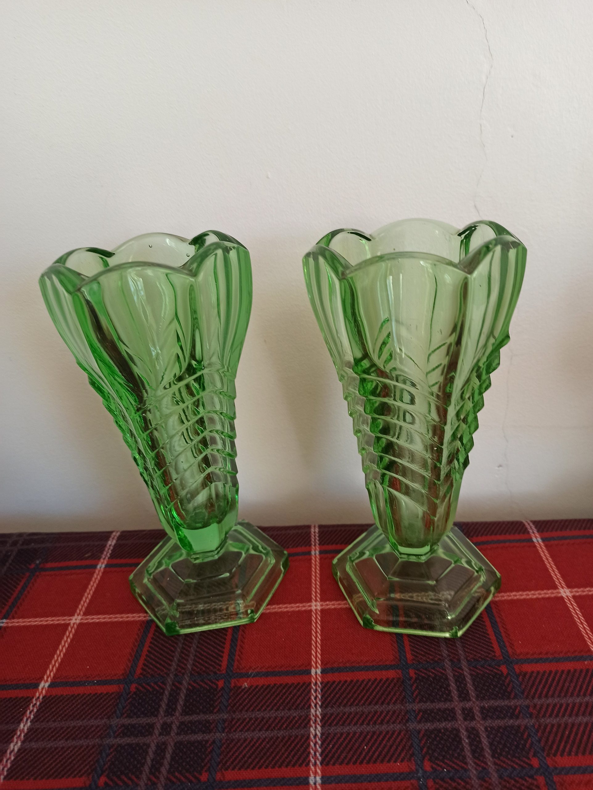 A Pair of Green Art Deco Style Vases. Chevron Pattern Design. Excellent Condition. - Image 3