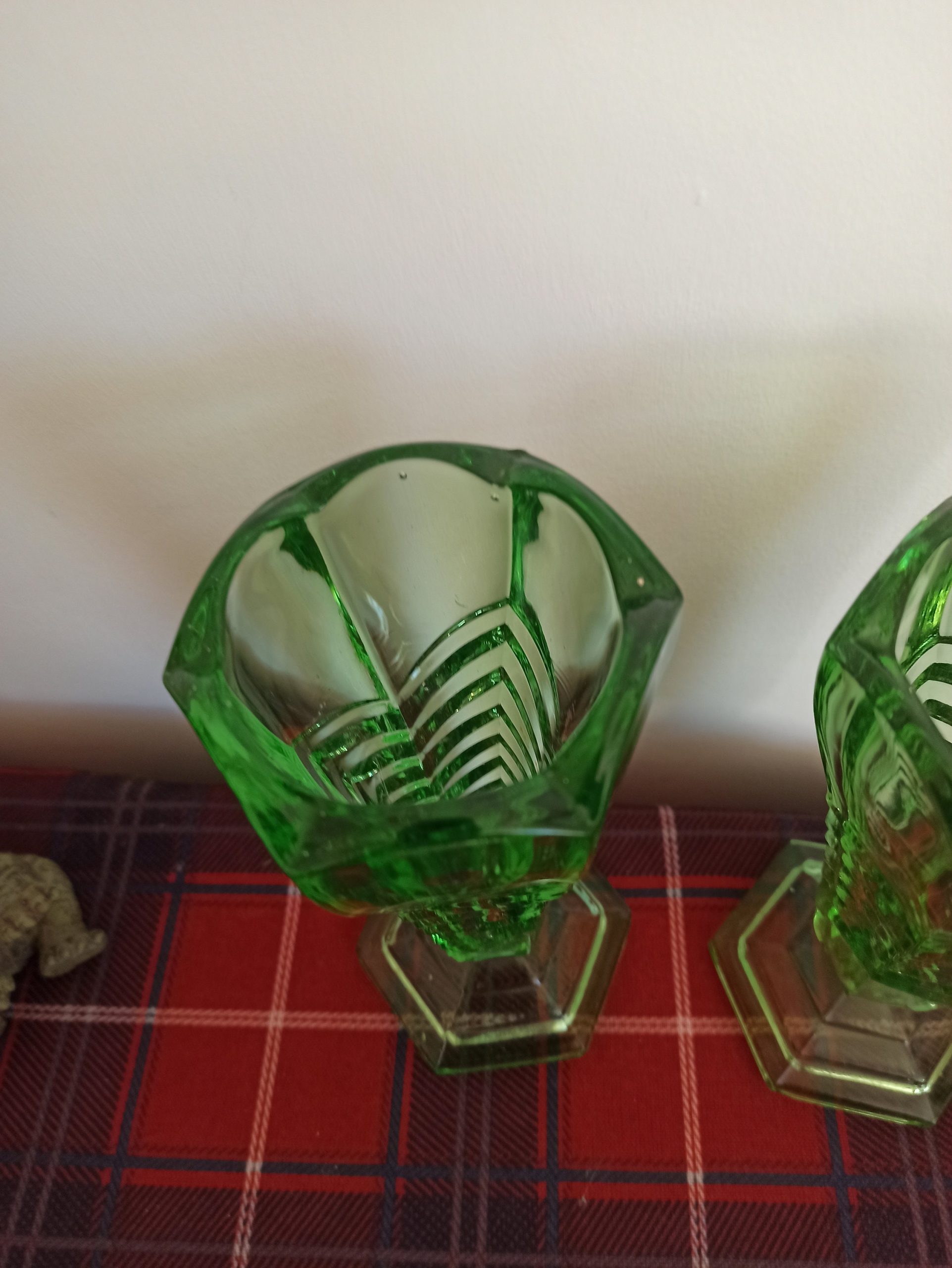 A Pair of Green Art Deco Style Vases. Chevron Pattern Design. Excellent Condition. - Image 4