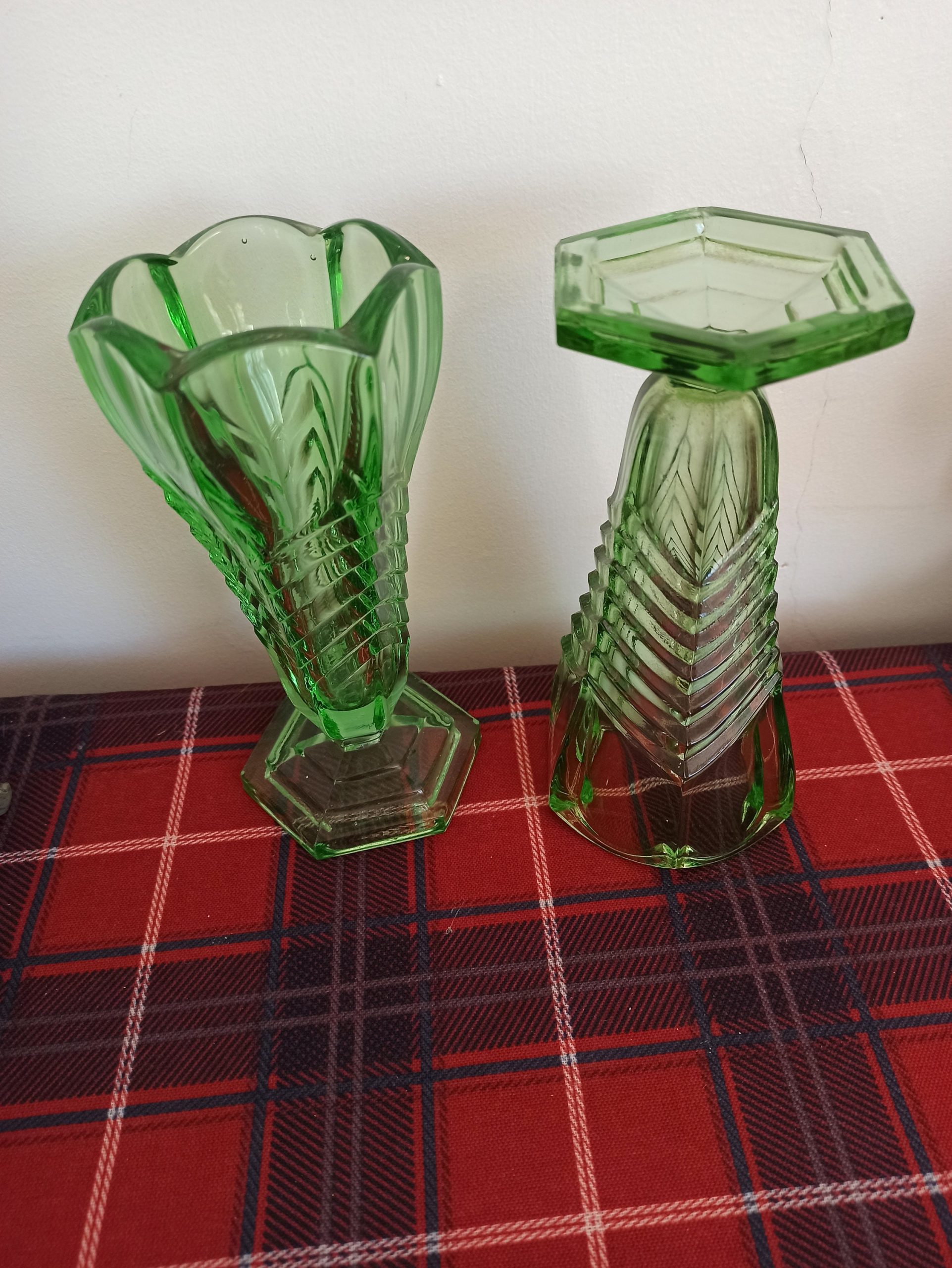 A Pair of Green Art Deco Style Vases. Chevron Pattern Design. Excellent Condition. - Image 7