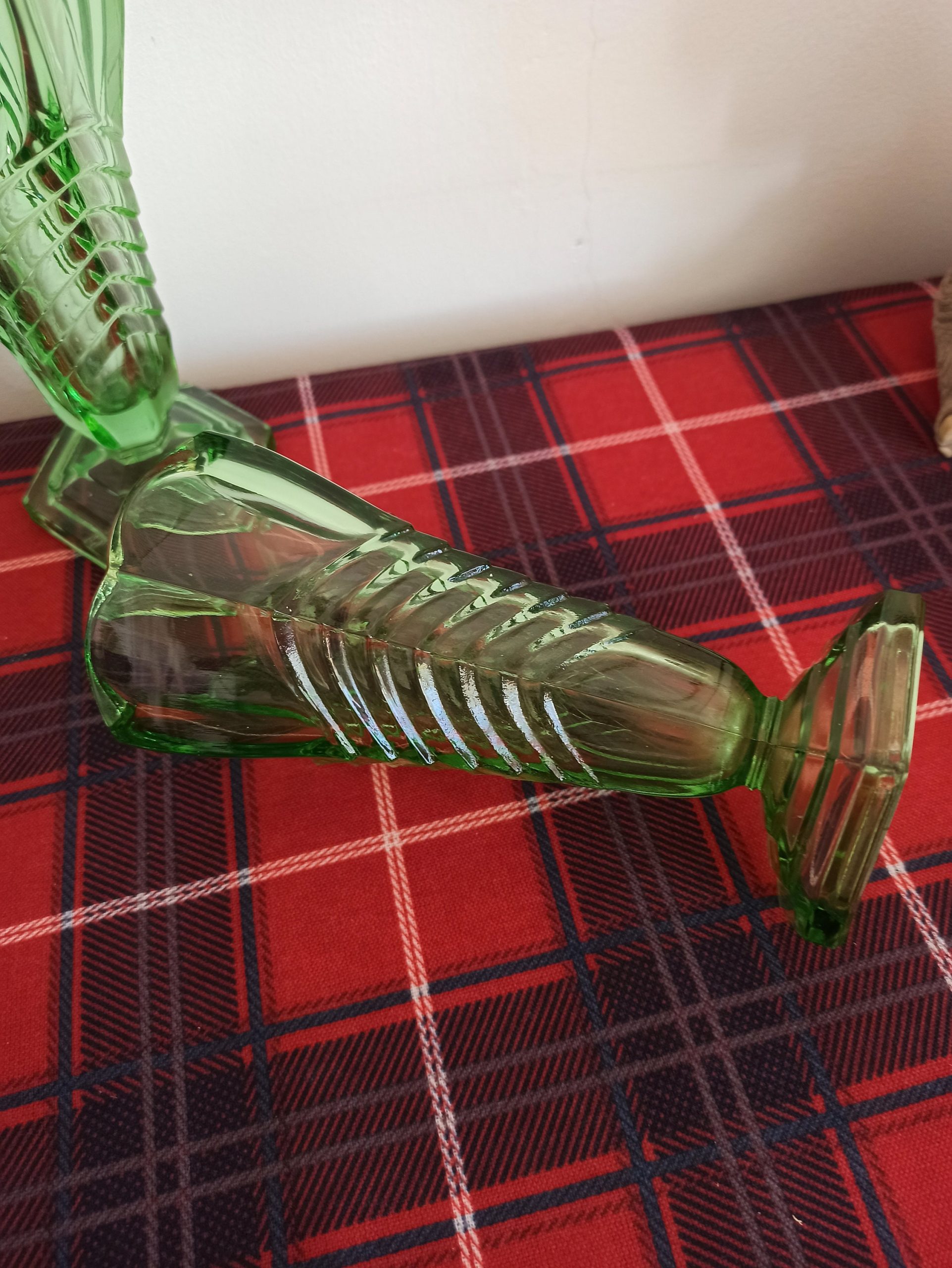 A Pair of Green Art Deco Style Vases. Chevron Pattern Design. Excellent Condition. - Image 6
