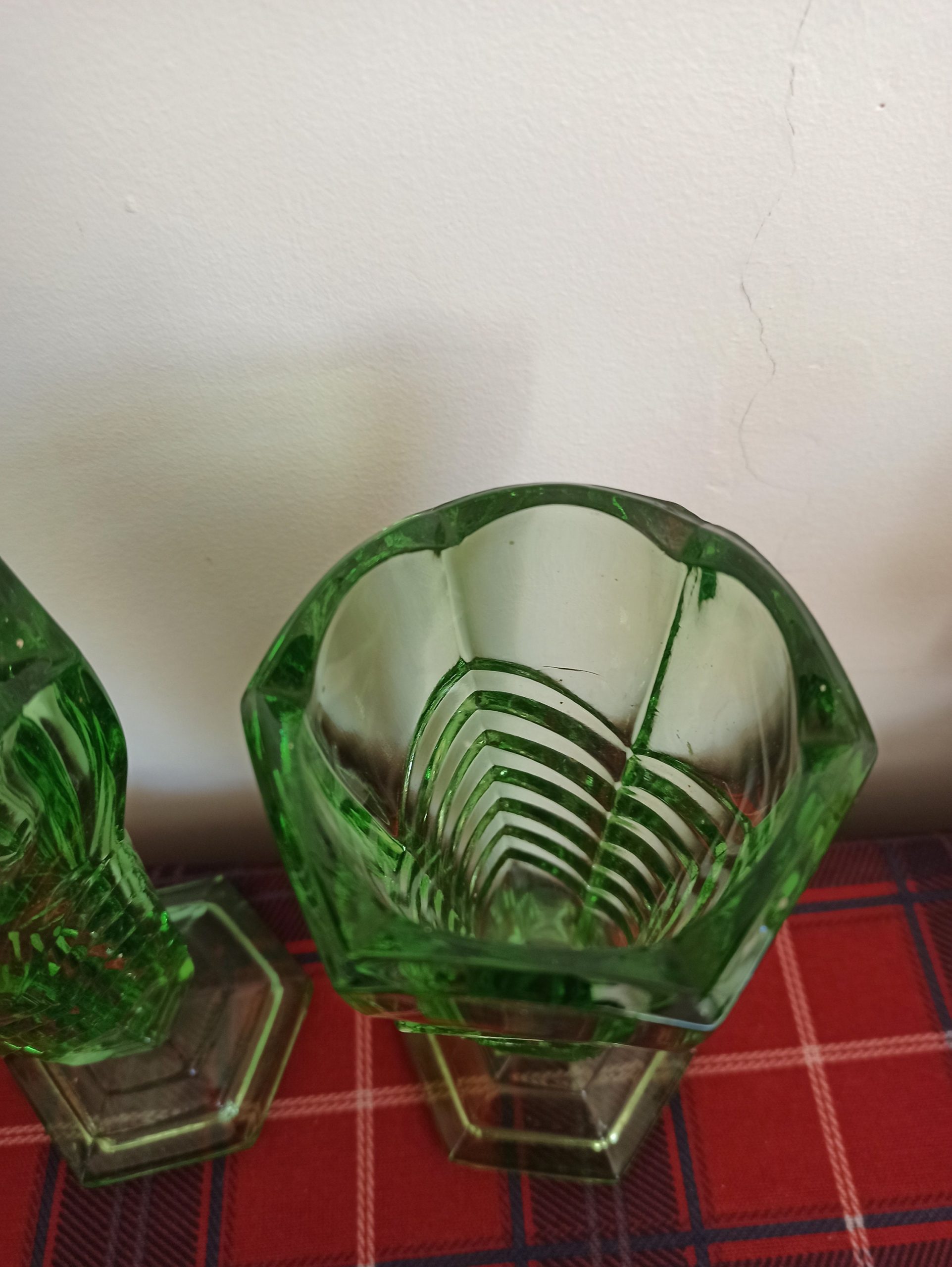 A Pair of Green Art Deco Style Vases. Chevron Pattern Design. Excellent Condition. - Image 5