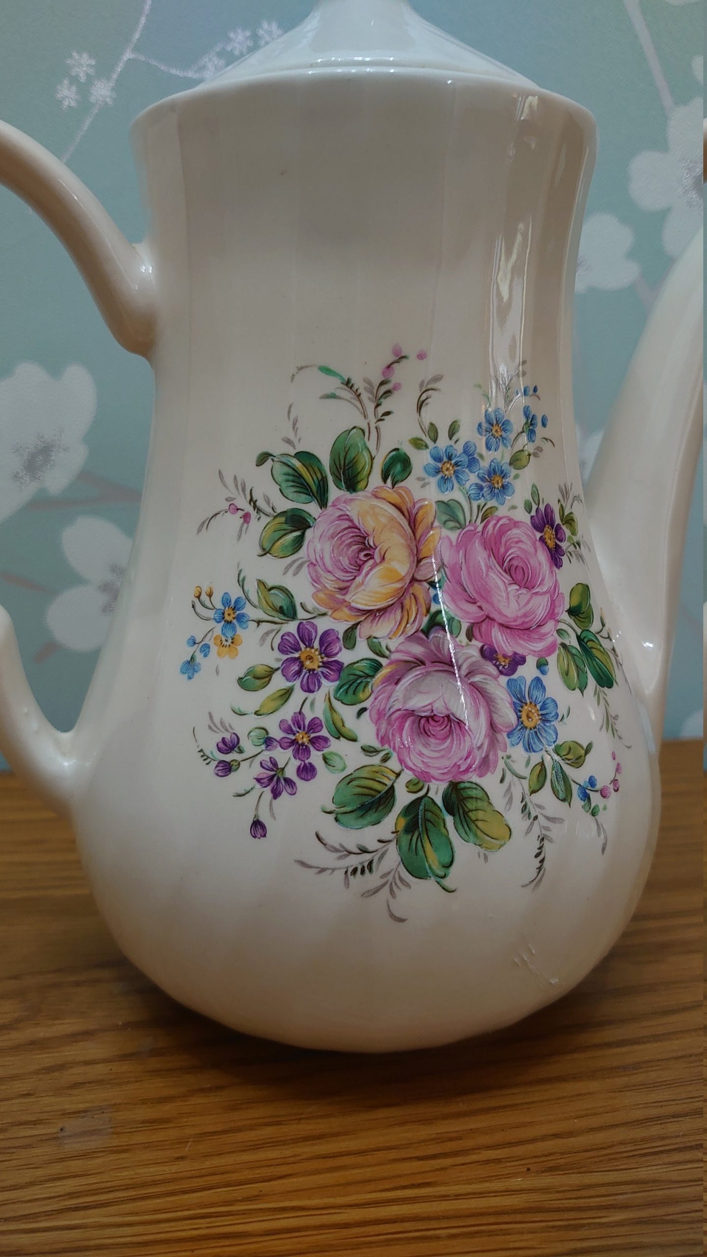 Large Vintage Decorative Floral Teapot - Scalloped/Waved Ceramic Pattern - 22.5cm tall - Good Condition - Image 3