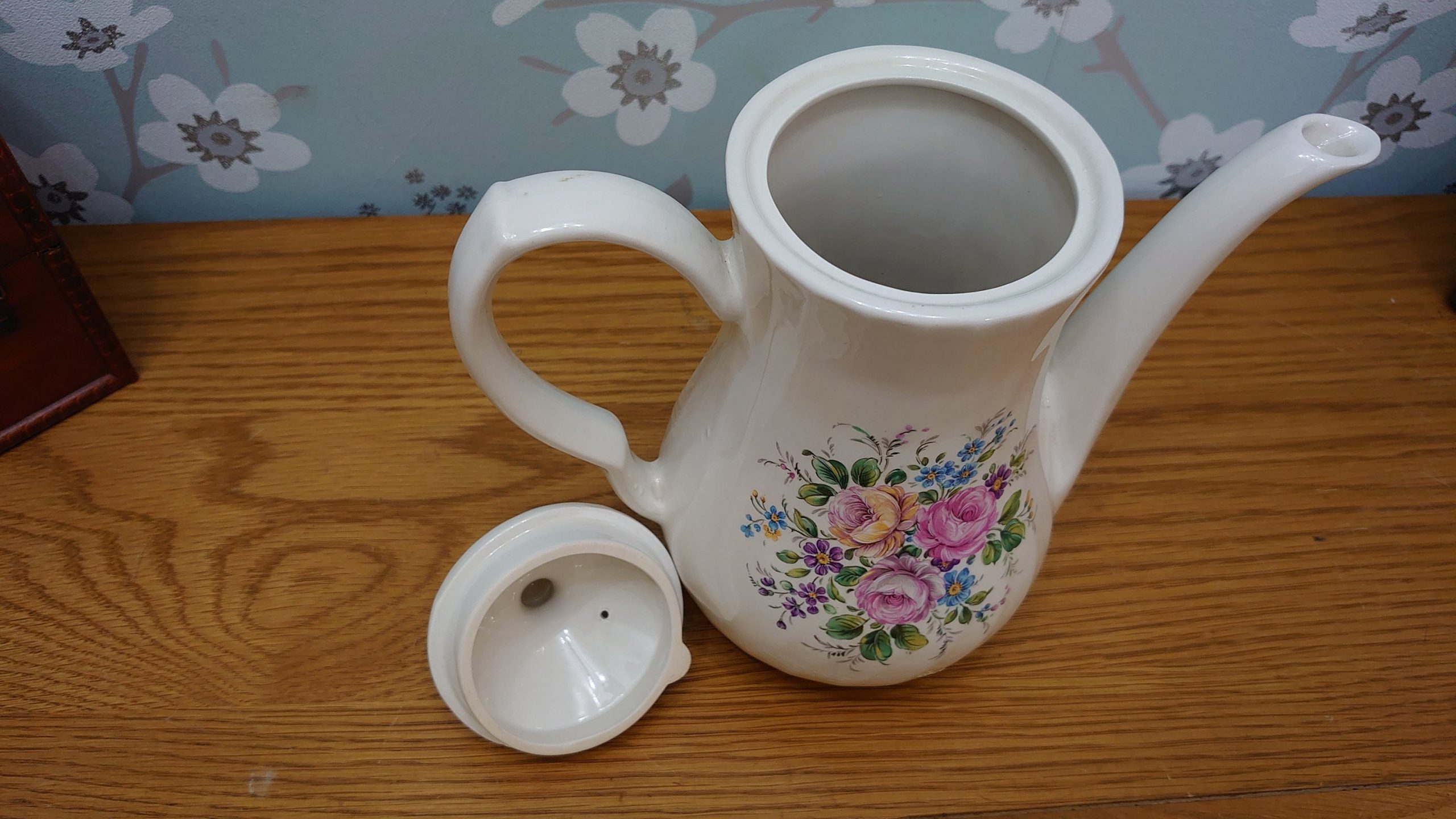 Large Vintage Decorative Floral Teapot - Scalloped/Waved Ceramic Pattern - 22.5cm tall - Good Condition - Image 8