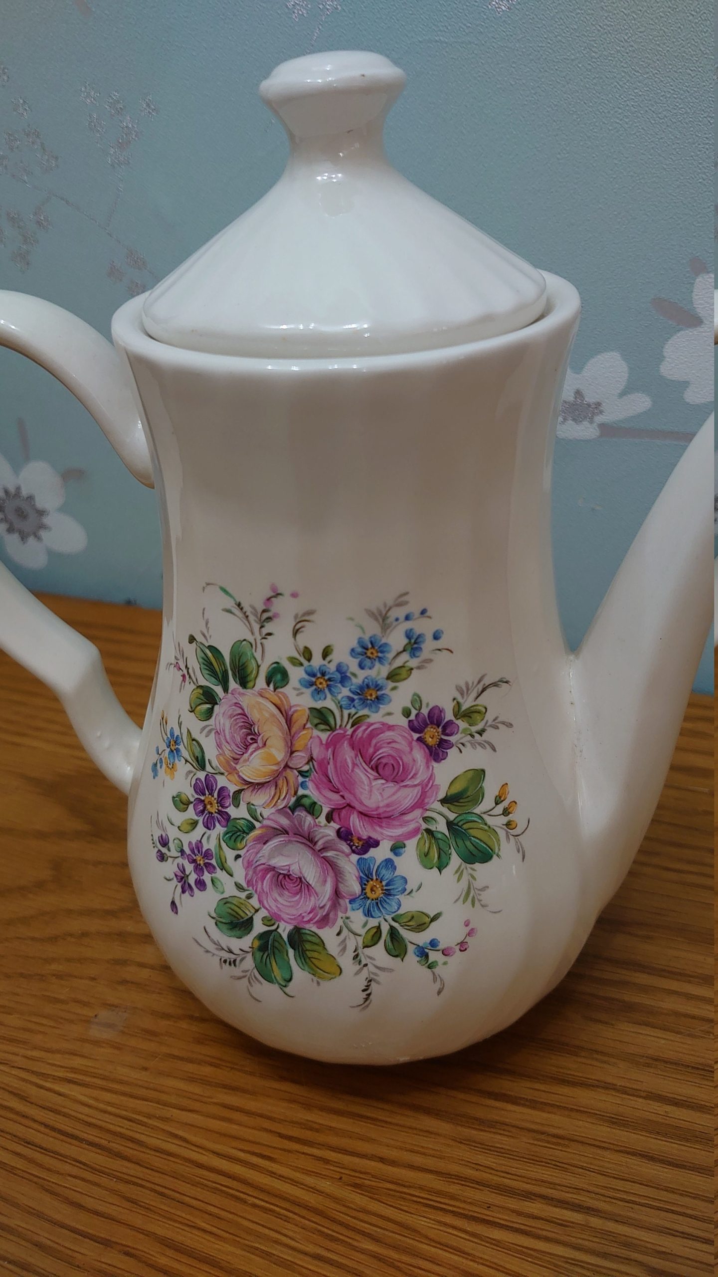 Large Vintage Decorative Floral Teapot - Scalloped/Waved Ceramic Pattern - 22.5cm tall - Good Condition - Image 4