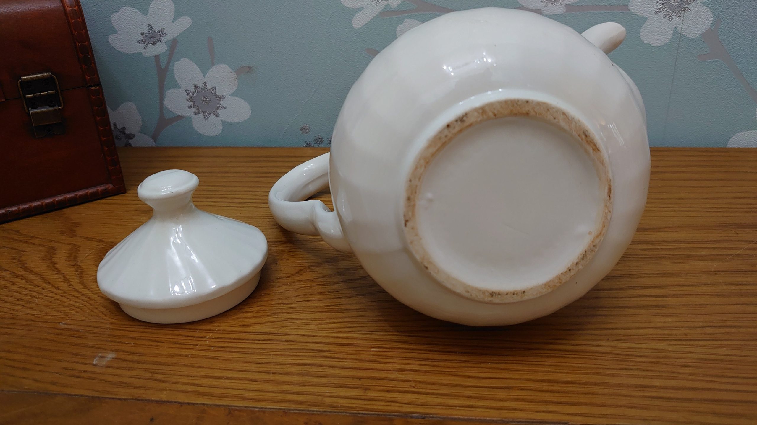 Large Vintage Decorative Floral Teapot - Scalloped/Waved Ceramic Pattern - 22.5cm tall - Good Condition - Image 10
