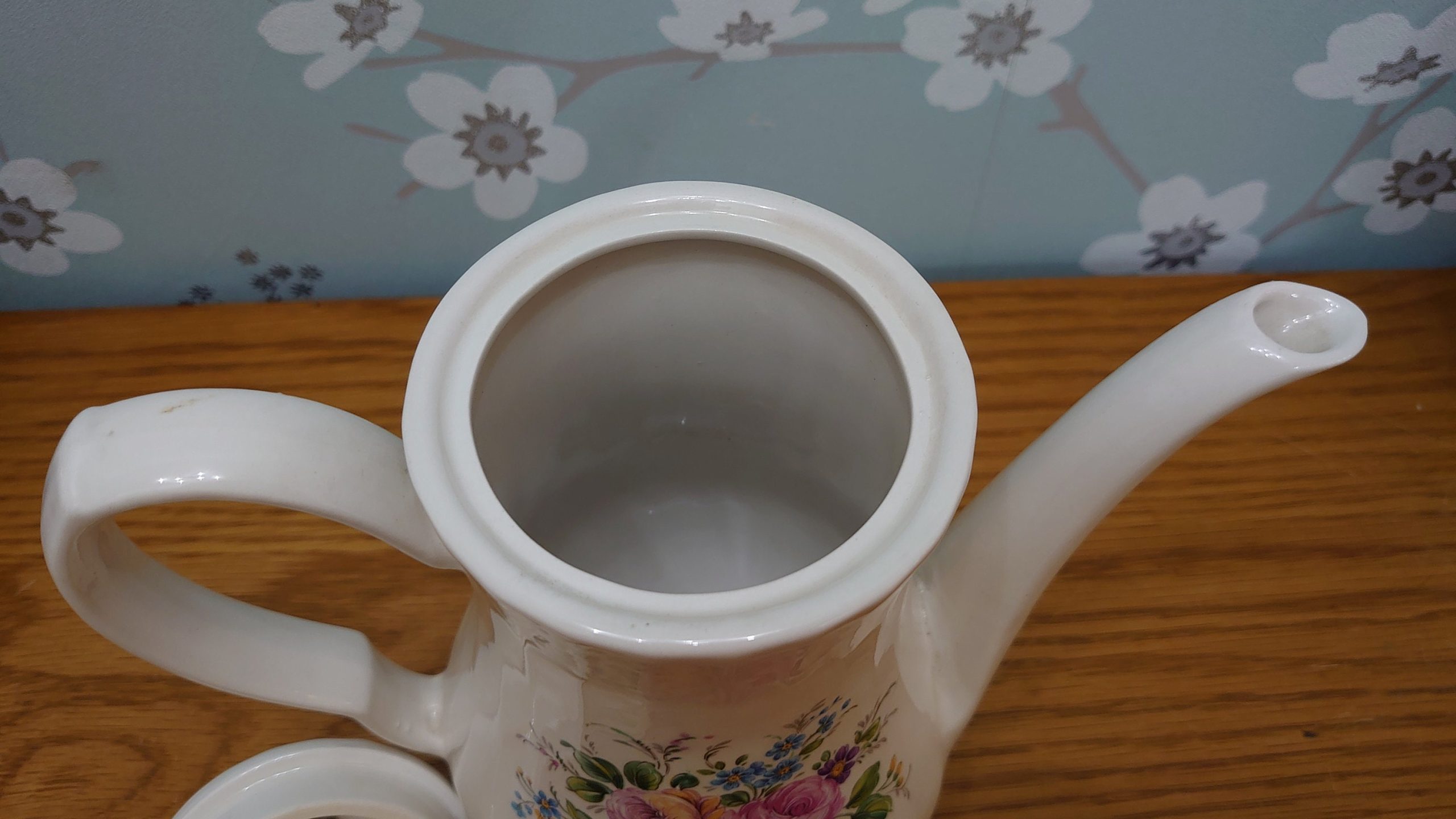 Large Vintage Decorative Floral Teapot - Scalloped/Waved Ceramic Pattern - 22.5cm tall - Good Condition - Image 9