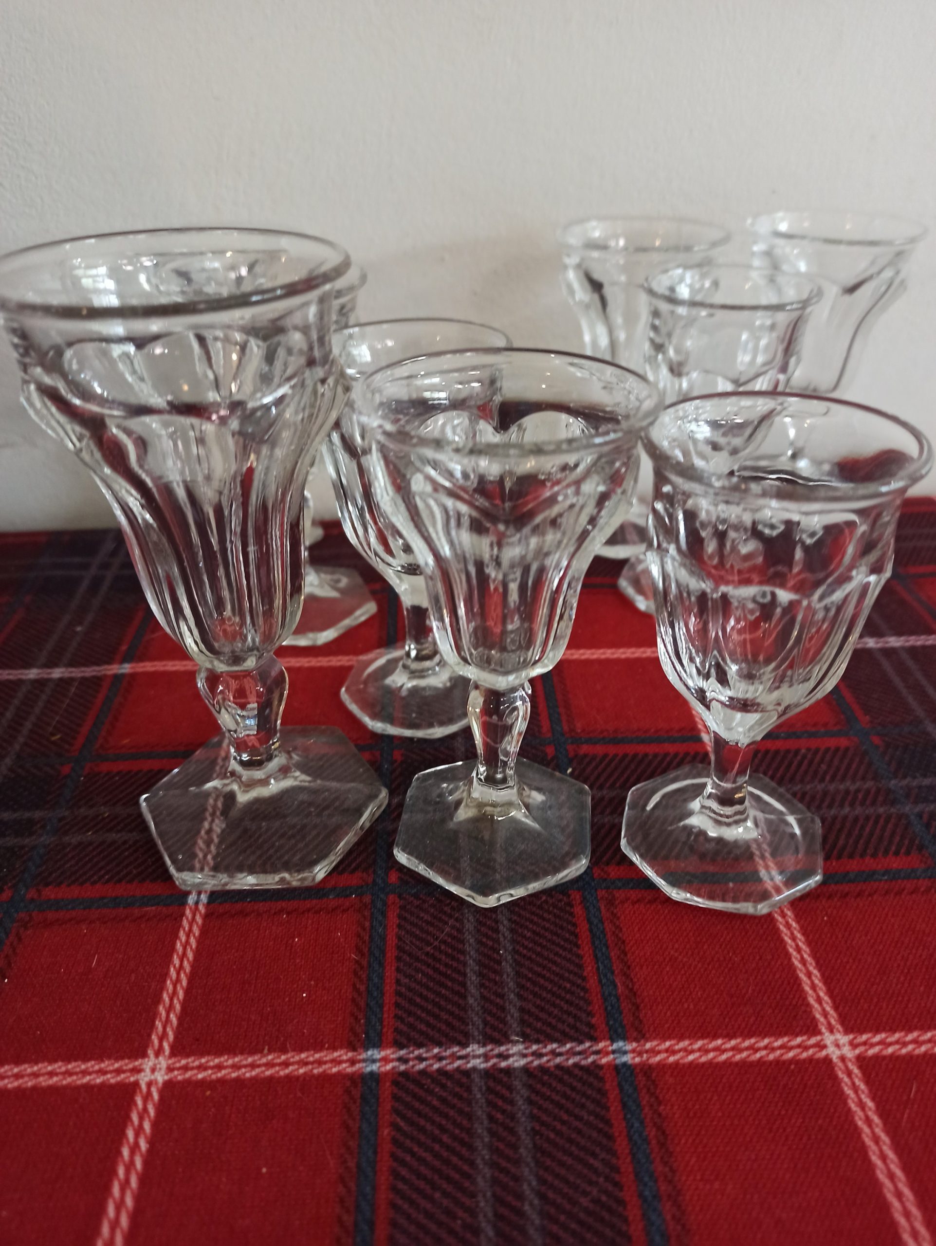 A Selection of 9 Sherry / Liqueur Glasses. - Image 4