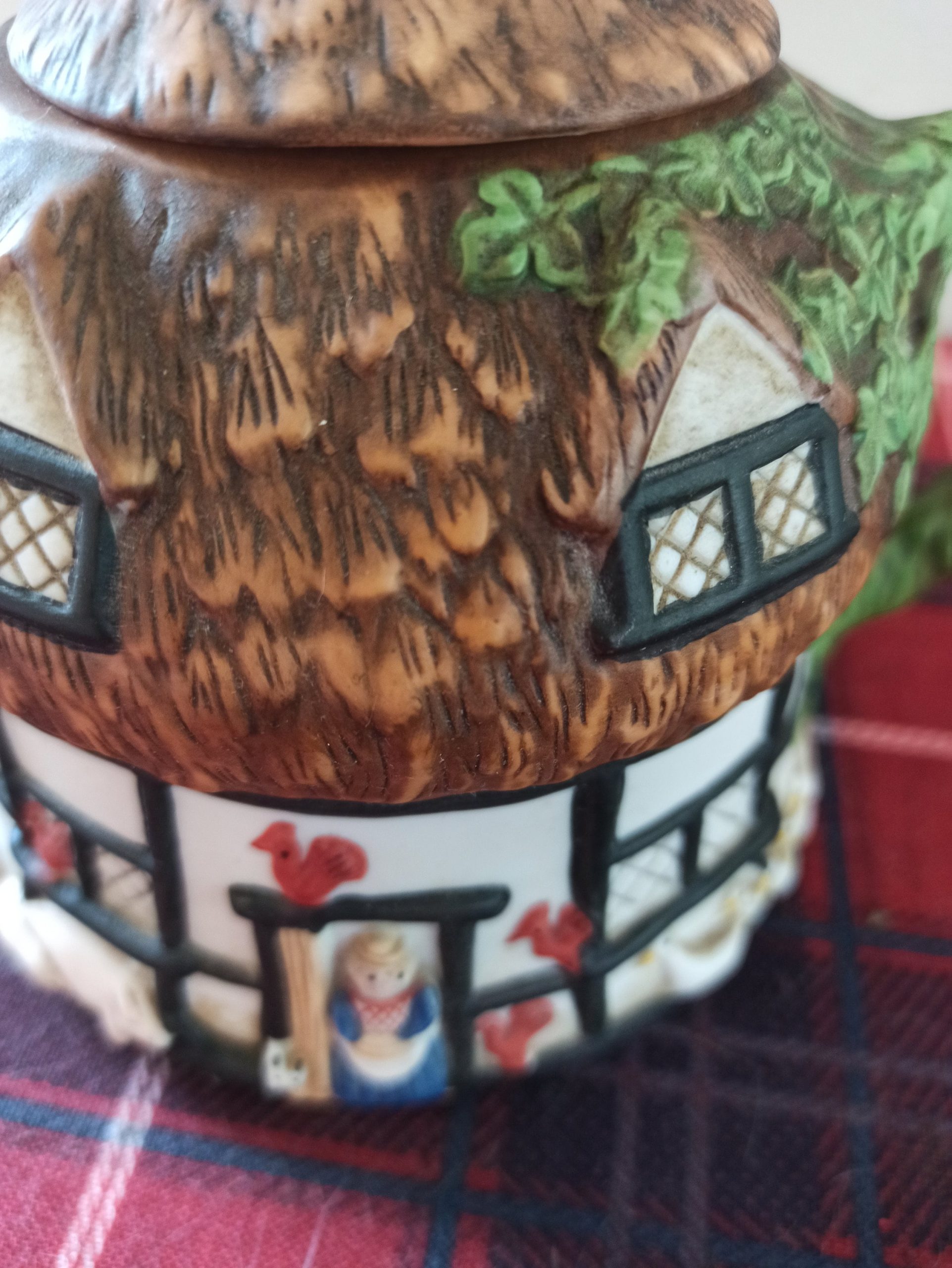 Vintage Fine China Novelty Teapot. Cottages, Christopher Wren. Made by Staffordshire Tableware, England. Very Good Condition. - Image 2