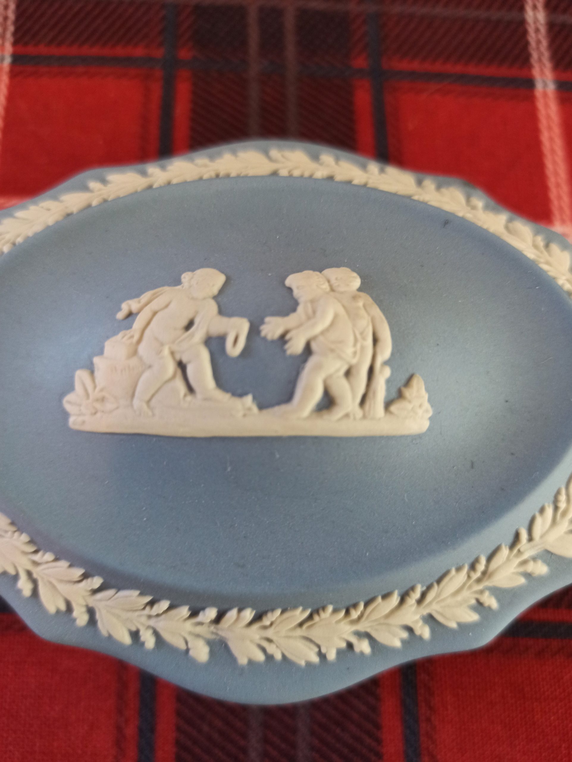 Wedgwood Blue And White, Oval Jasperware Jewellery / Trinket Box. Very Good Condition. - Image 3