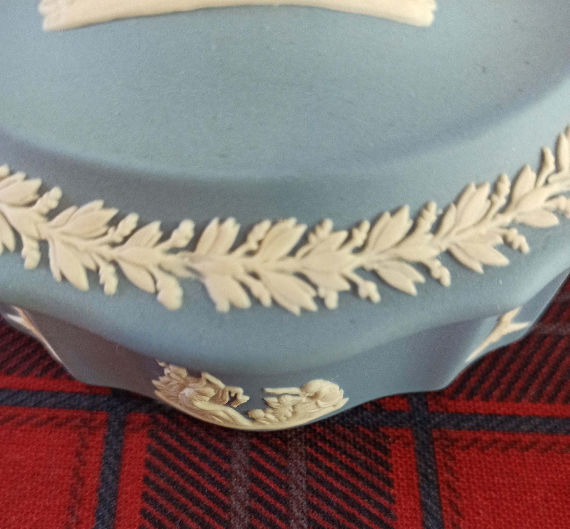 Wedgwood Blue And White, Oval Jasperware Jewellery / Trinket Box. Very Good Condition. - Image 4