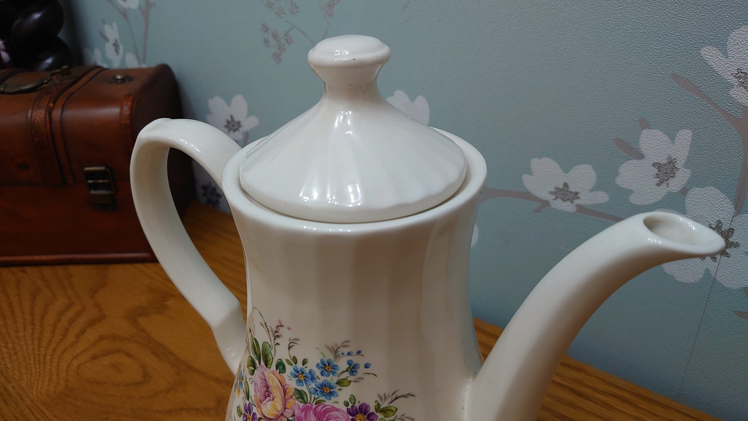 Large Vintage Decorative Floral Teapot - Scalloped/Waved Ceramic Pattern - 22.5cm tall - Good Condition - Image 5