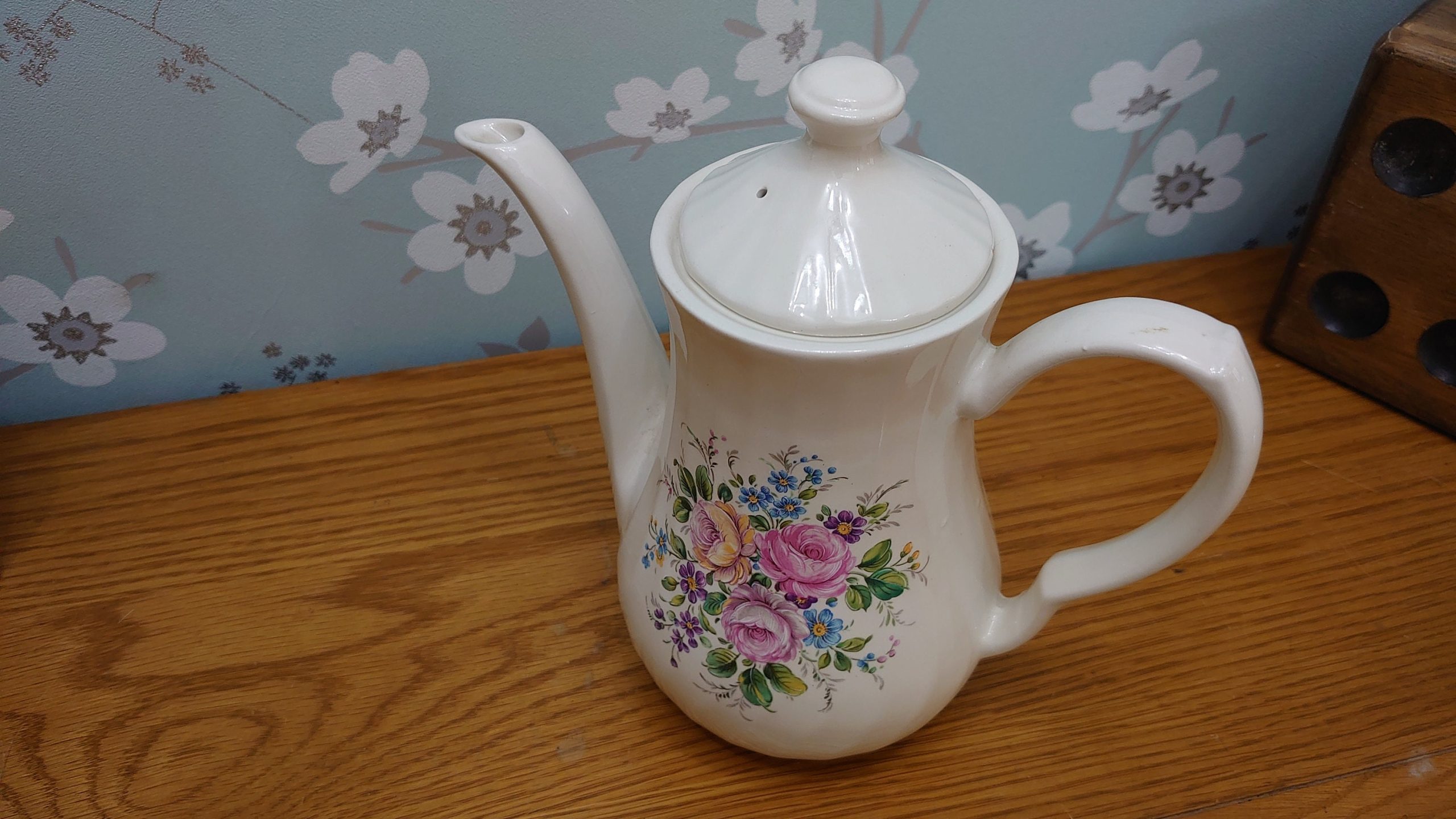 Large Vintage Decorative Floral Teapot - Scalloped/Waved Ceramic Pattern - 22.5cm tall - Good Condition - Image 6