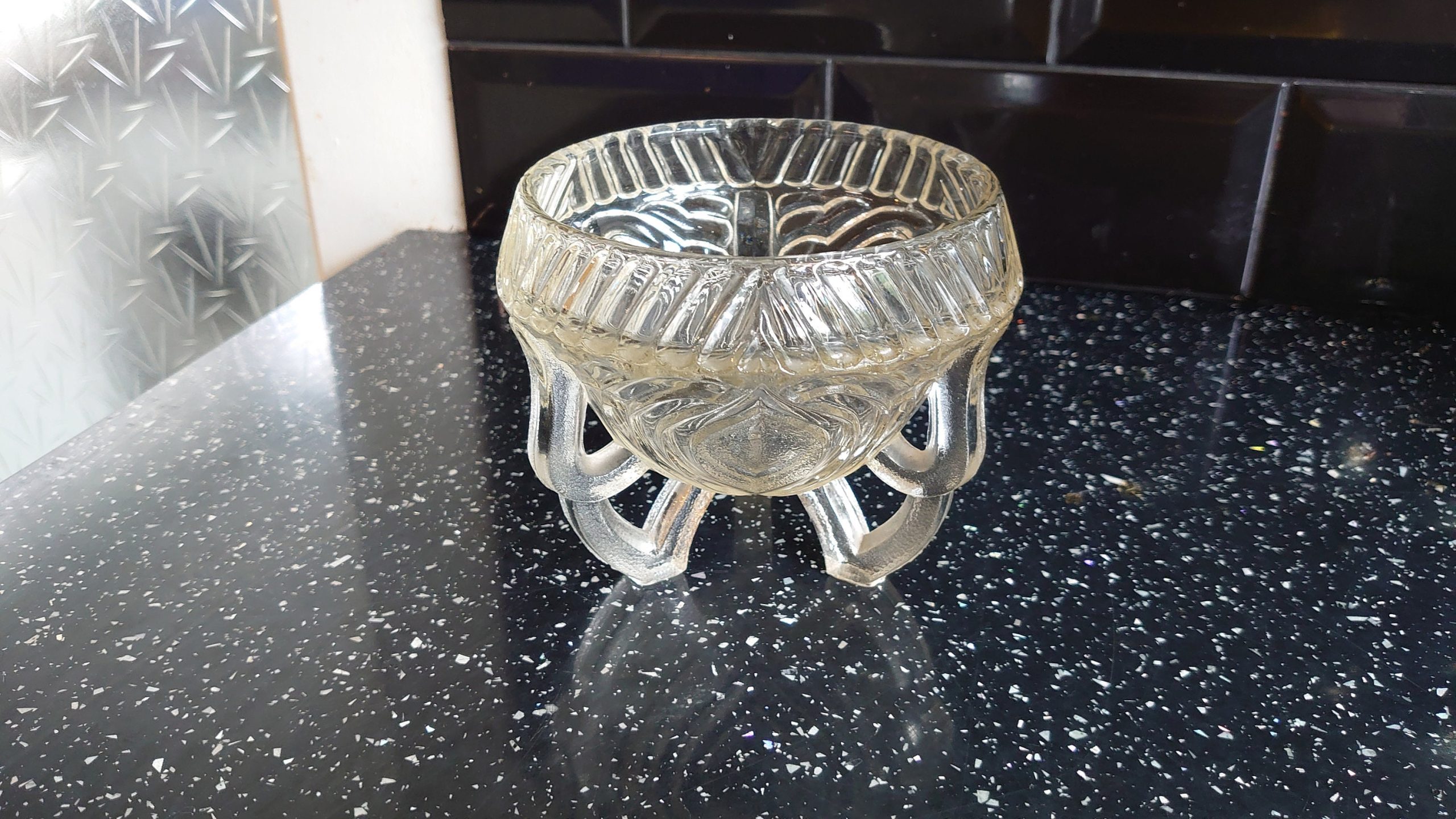 Medium-Sized Heavy Tripod Glass Nut or Pot Pourri Bowl - 1950s - Very Good Condition! Retro Glassware - Image 3