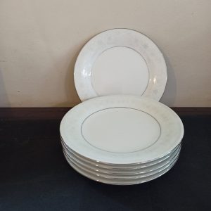 Vintage Liling 6 China Dinner Plates. Very Good Condition.