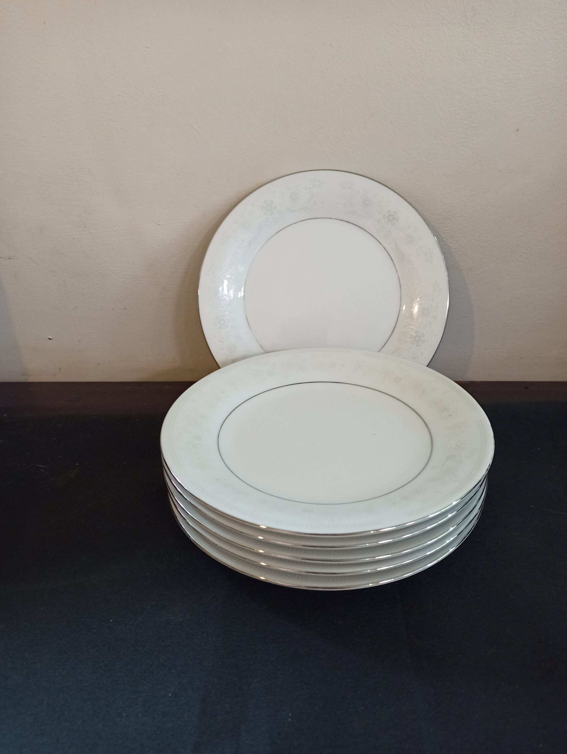 Vintage Liling 6 China Dinner Plates. Very Good Condition.