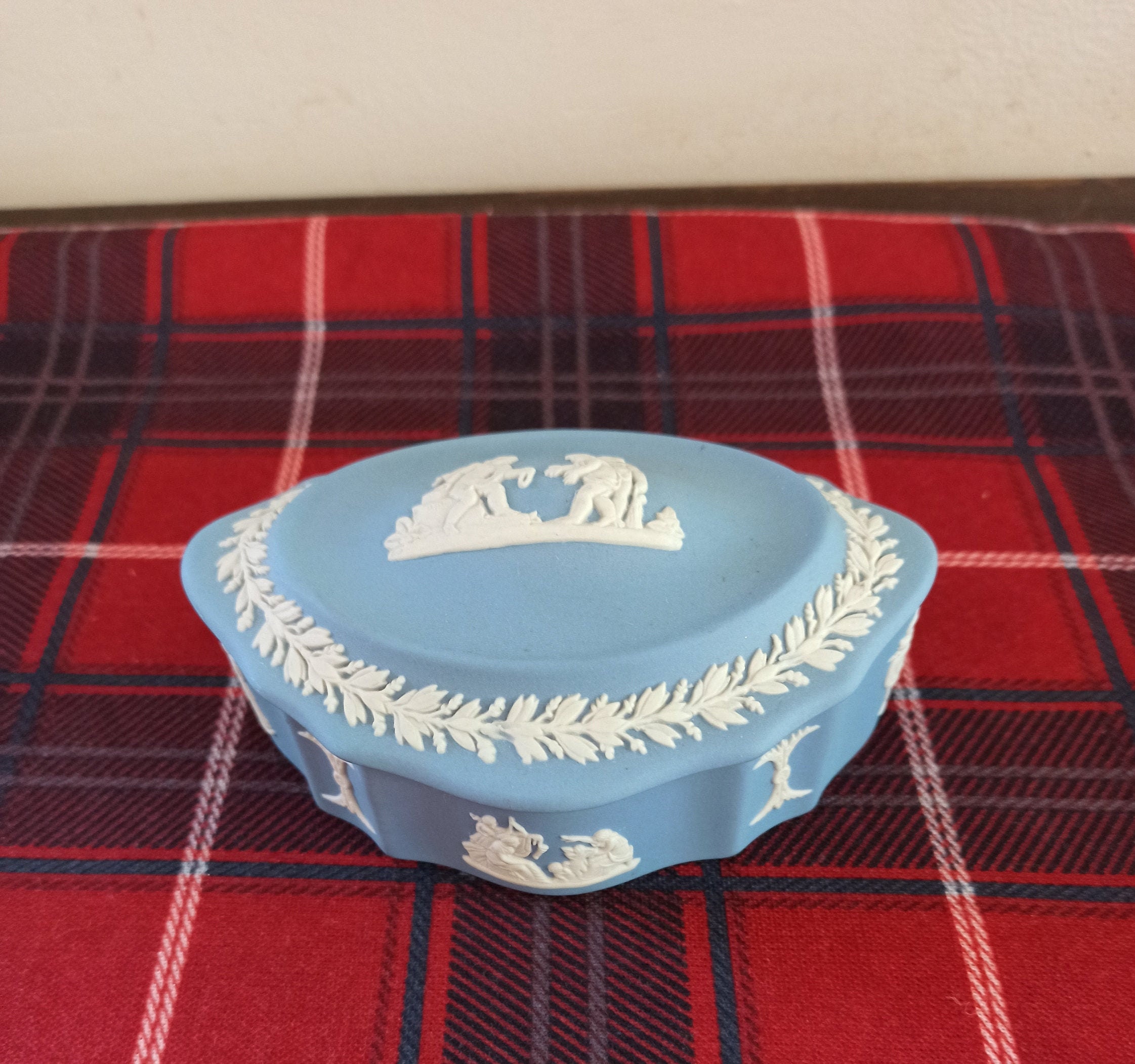 Wedgwood Blue And White, Oval Jasperware Jewellery / Trinket Box. Very Good Condition. - Image 2