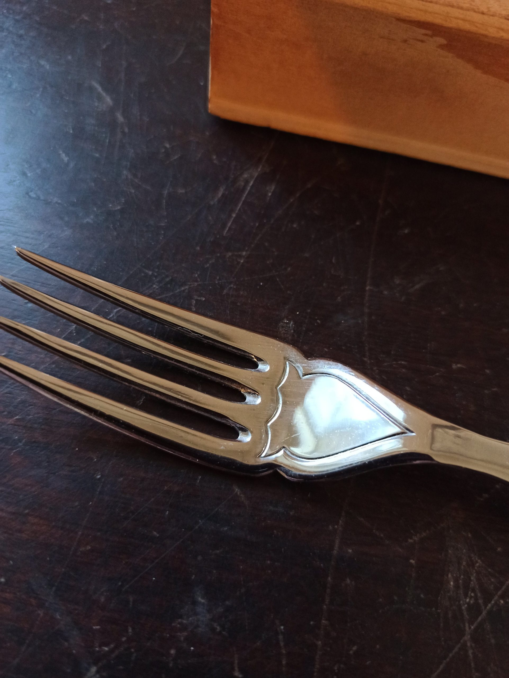 Vintage Set of 6 Fish Forks and 6 Fish Knives. Chrome Plated on Nickel. Made In Sheffield. Very Good Condition. - Image 4