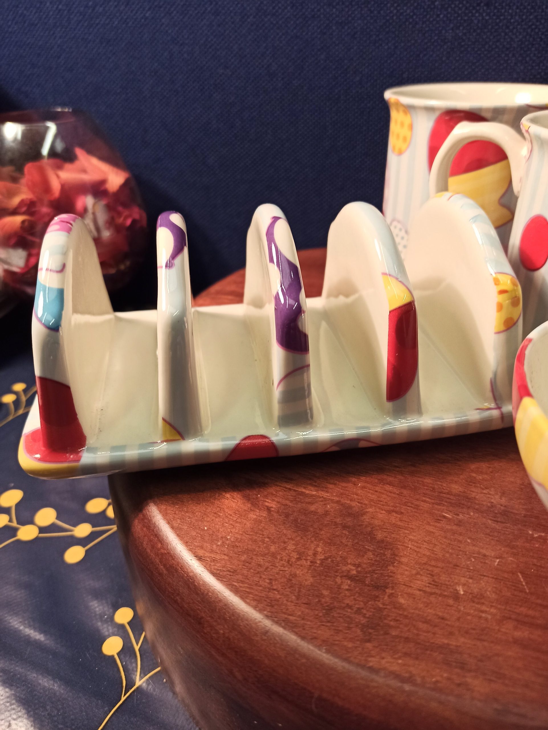 McCaw Allen Breakfast Set. Sugar Bowl, Toast Rack, 4 Mugs and 2 Tea Towels. Very Good Condition. - Image 3