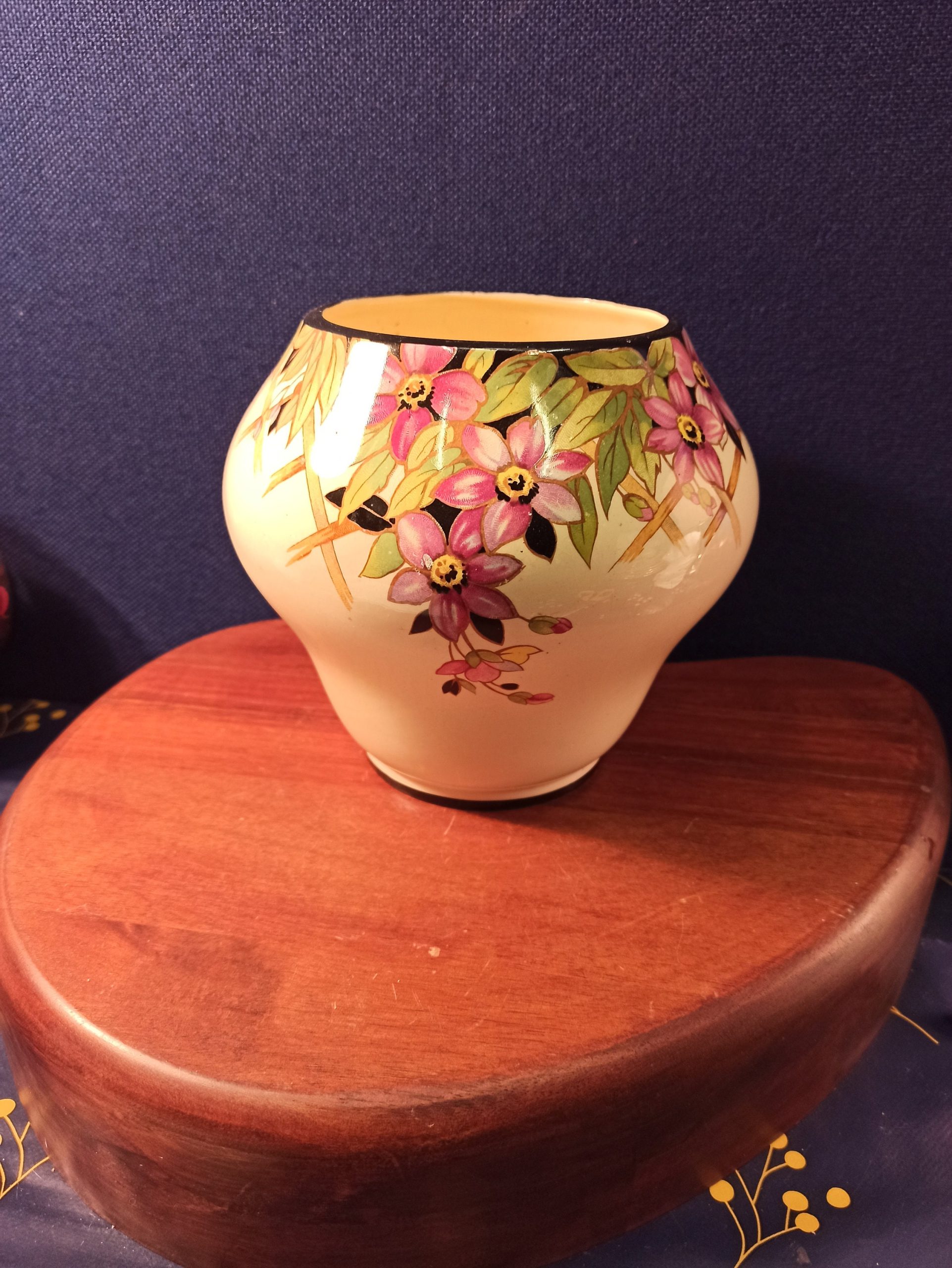 Vintage Iona Decorative Floral Vase. - Image 2