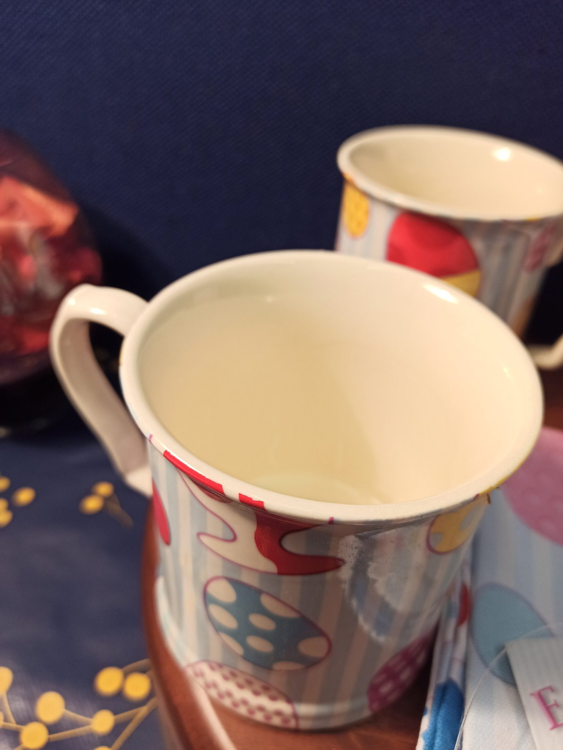 McCaw Allen Breakfast Set. Sugar Bowl, Toast Rack, 4 Mugs and 2 Tea Towels. Very Good Condition. - Image 7