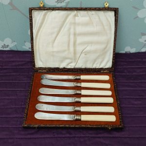 Boxed Set of Six Silverplated Dessert or Butter Knives - Brown Box with Brown Linen - Good Condition - 17cm per Knife