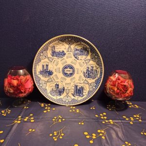 1990 Calendar Decorative Plate. Excellent Condition.